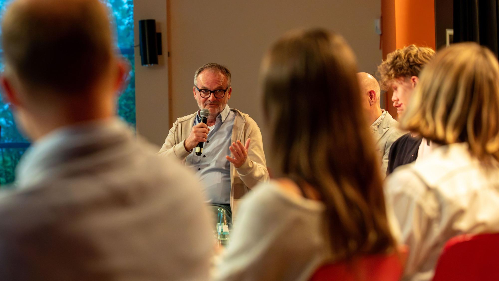 Prominenter Diskussionsteilnehmer bei der Talkrunde in der Aula vom Stadtgymnasium Porz: TV-Moderator und Journalist Frank Plasberg.