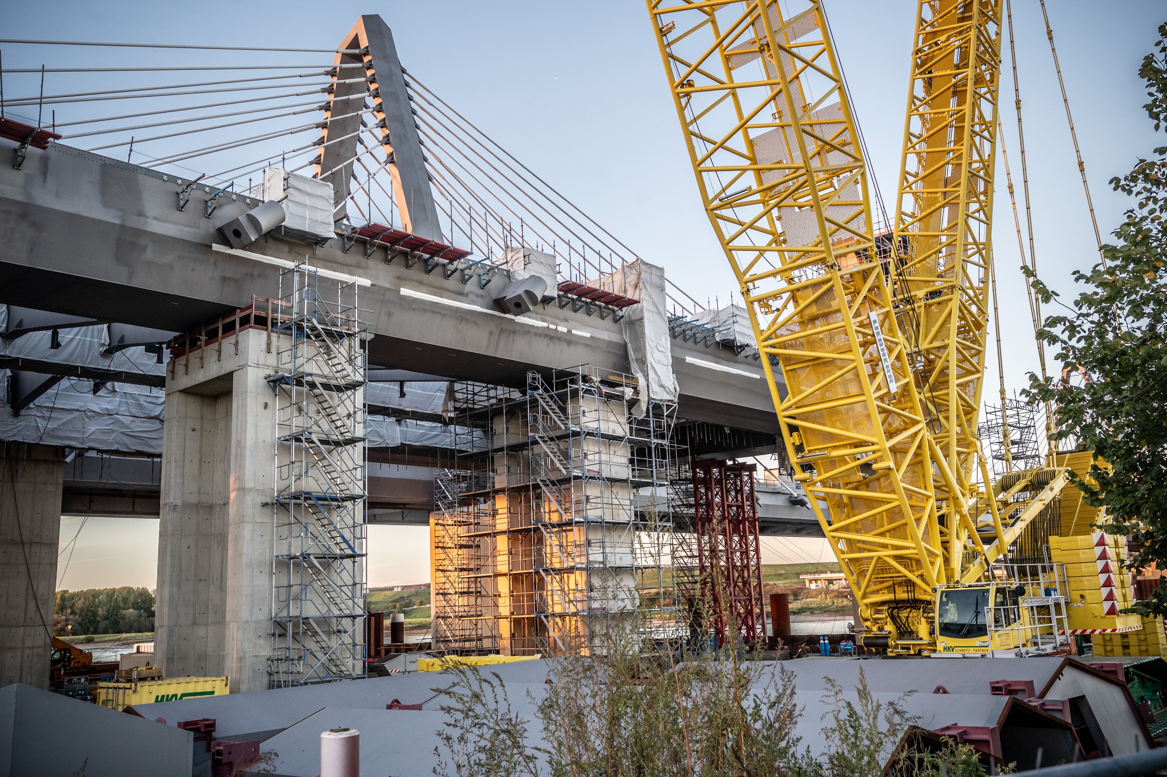 Leverkusener Brücke: Inzwischen wird der erste Pylon der zweiten Brücke auf Merkenicher Seite aus vorgefertigten Teilen zusammengebaut.  Bild: Ralf Krieger