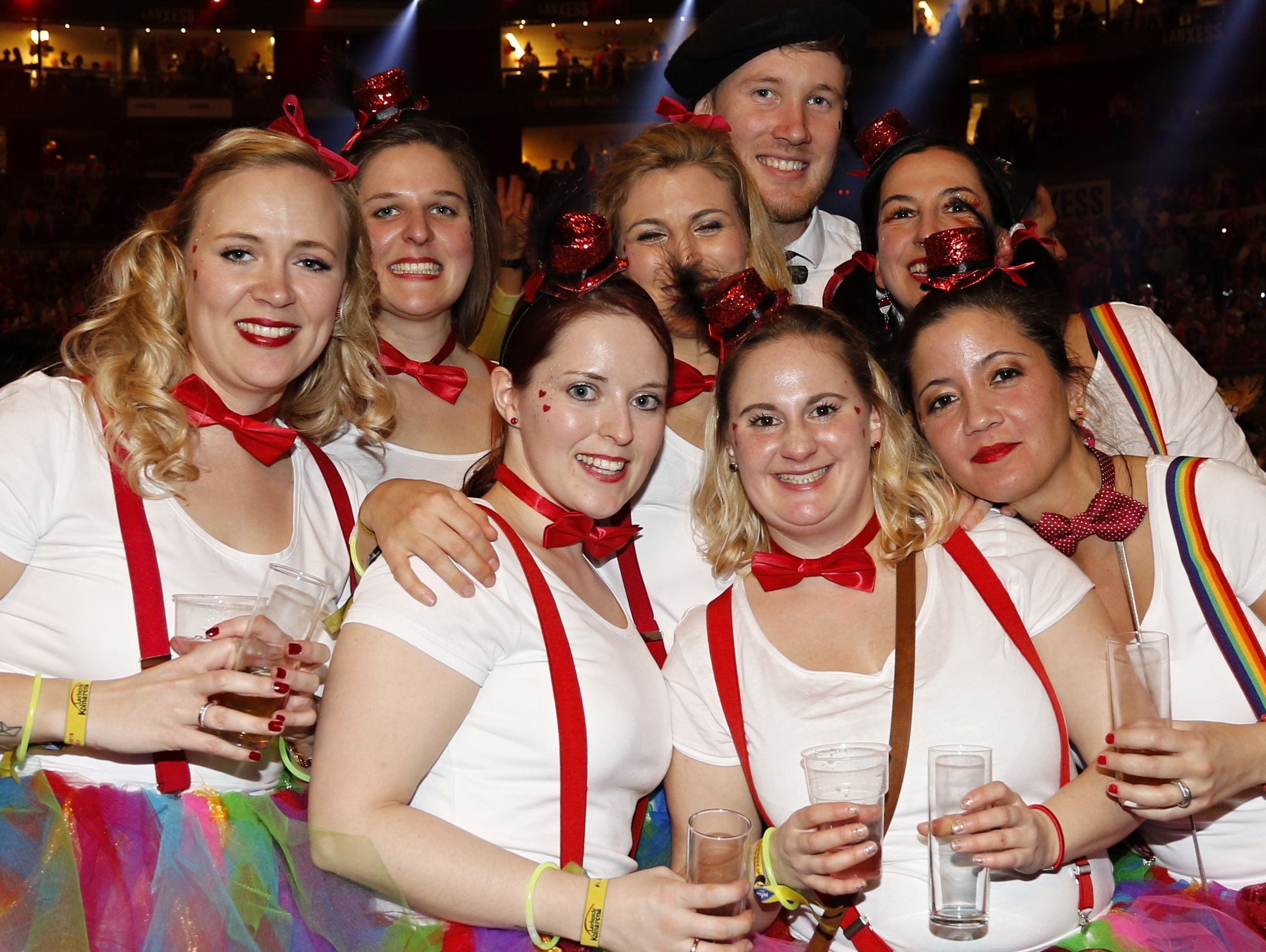Jecke feiern gemeinsam Karneval.