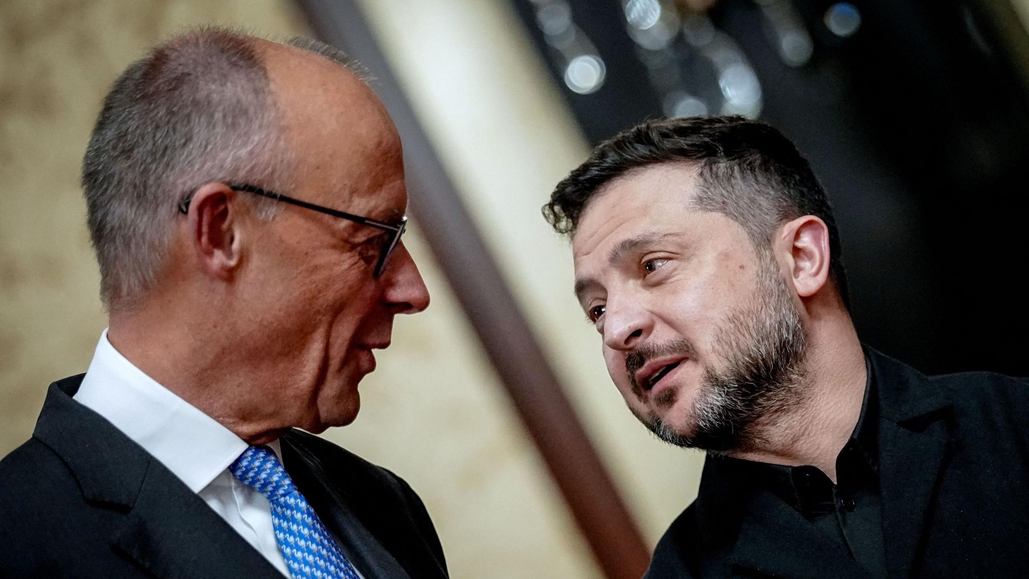Kiew: Bundeskanzler Friedrich Merz (l., CDU) und Wolodymyr Selenskyj, Präsident der Ukraine, am 4. Oktober in Kiew.