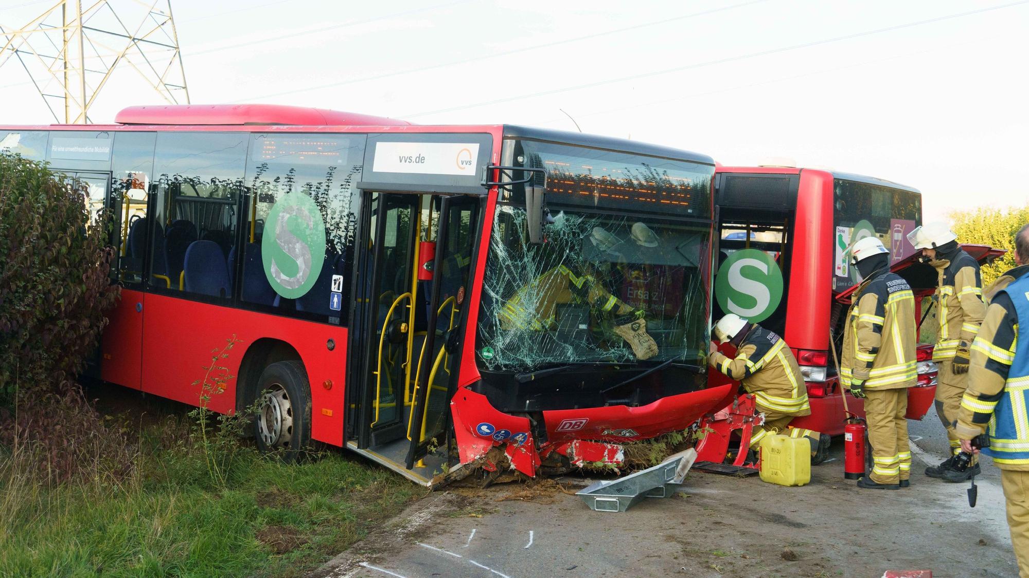 Sindelfingen: Feuerwehrleute im Einsatz bei einem Busunfall am Montag (12. Oktober).