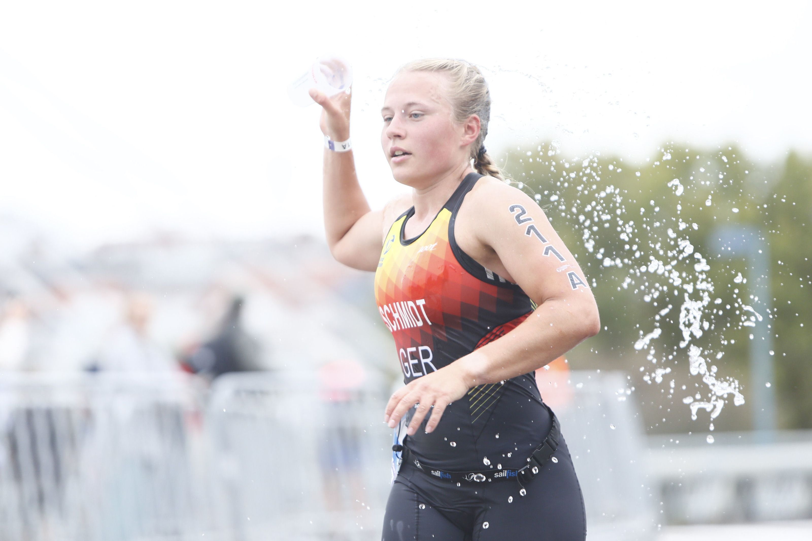 Bild einer Triathletin beim Laufen