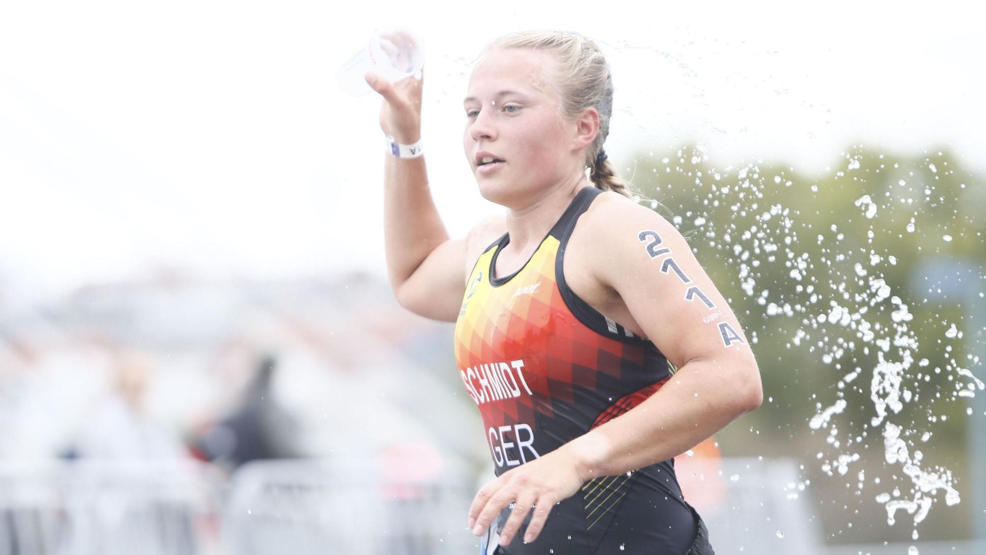 Bild einer Triathletin beim Laufen