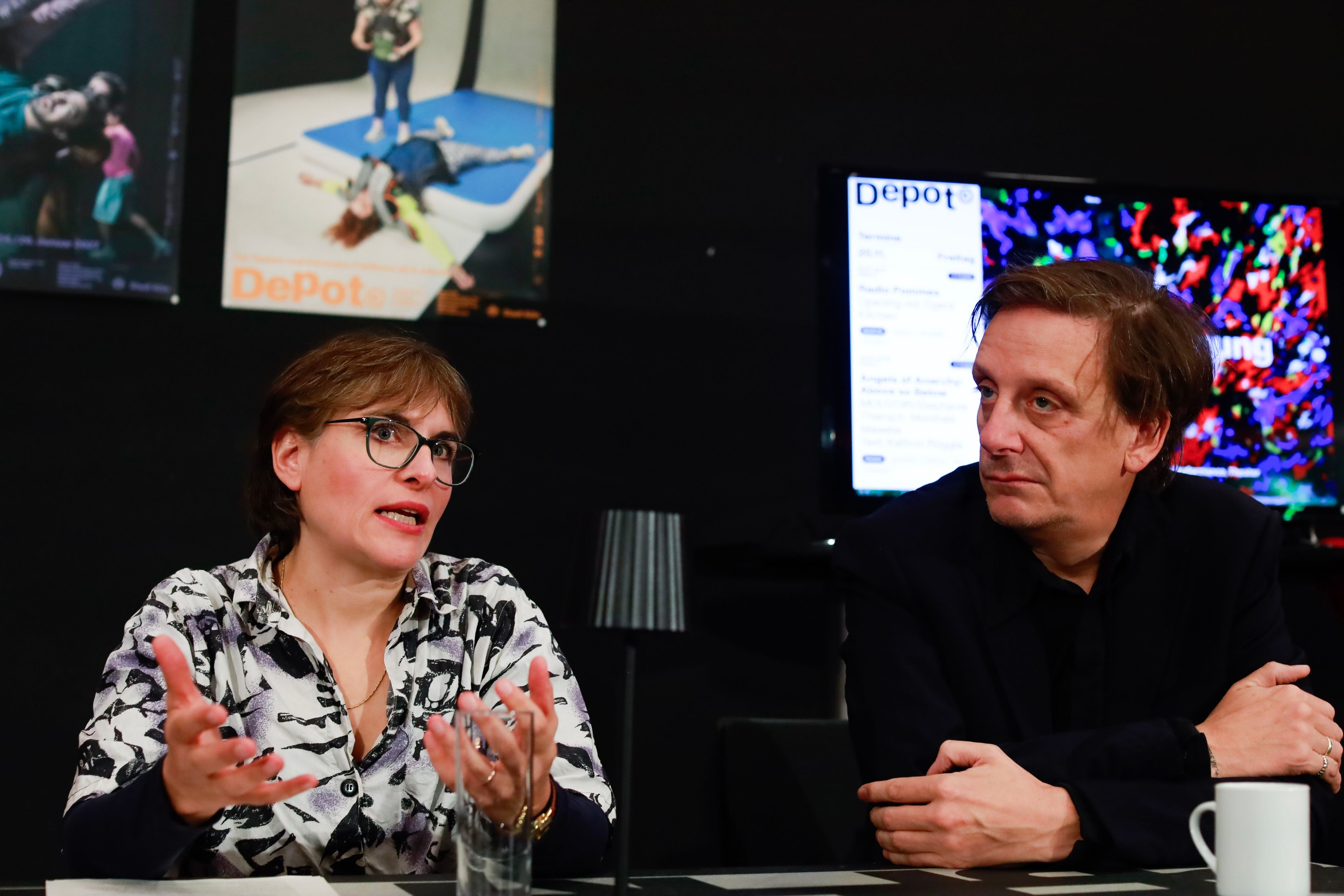 Eine Frau und ein Mann sitzen an einem Tisch.