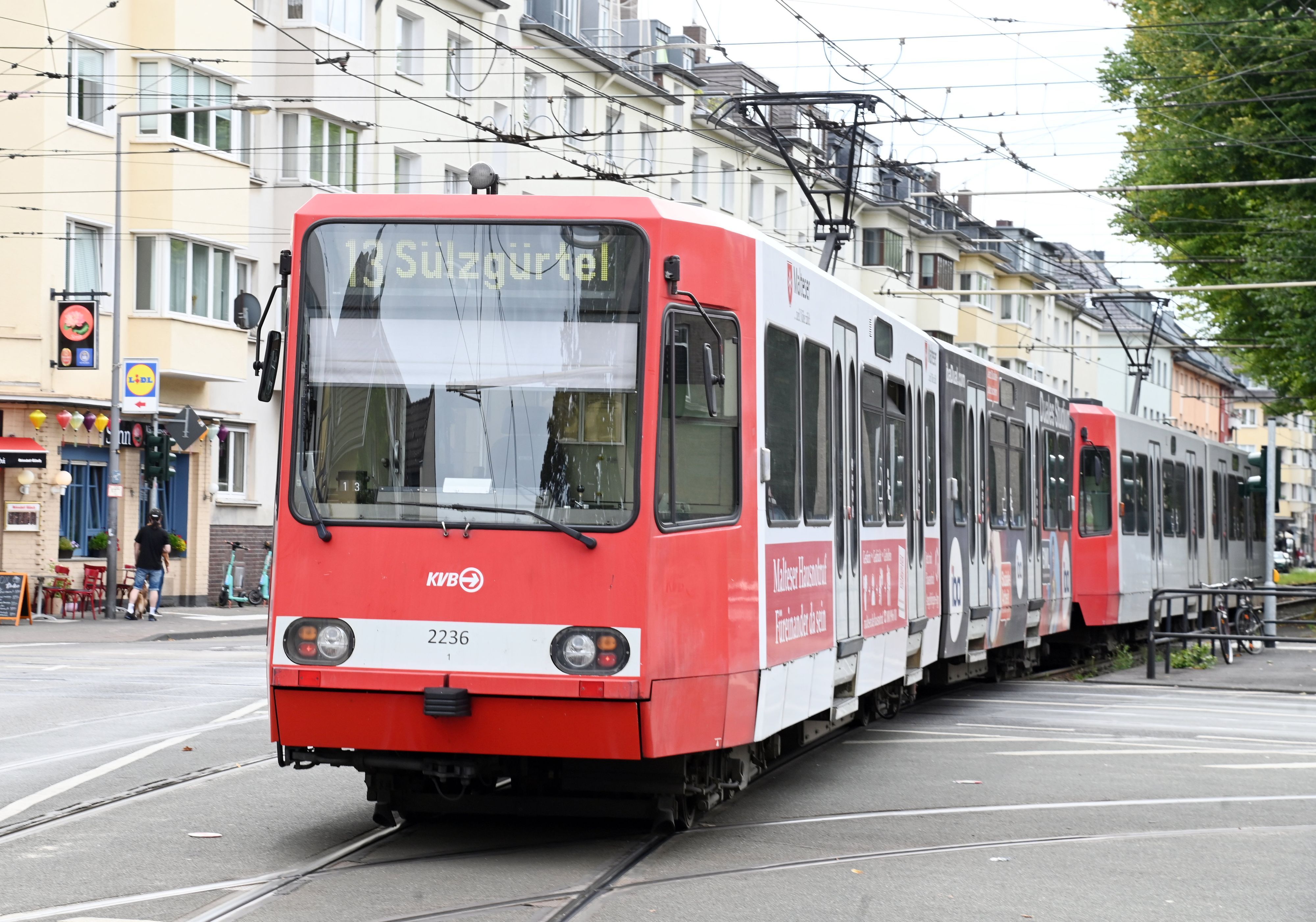 Stadtbahn der Linie 13 auf dem Sülzgürtel