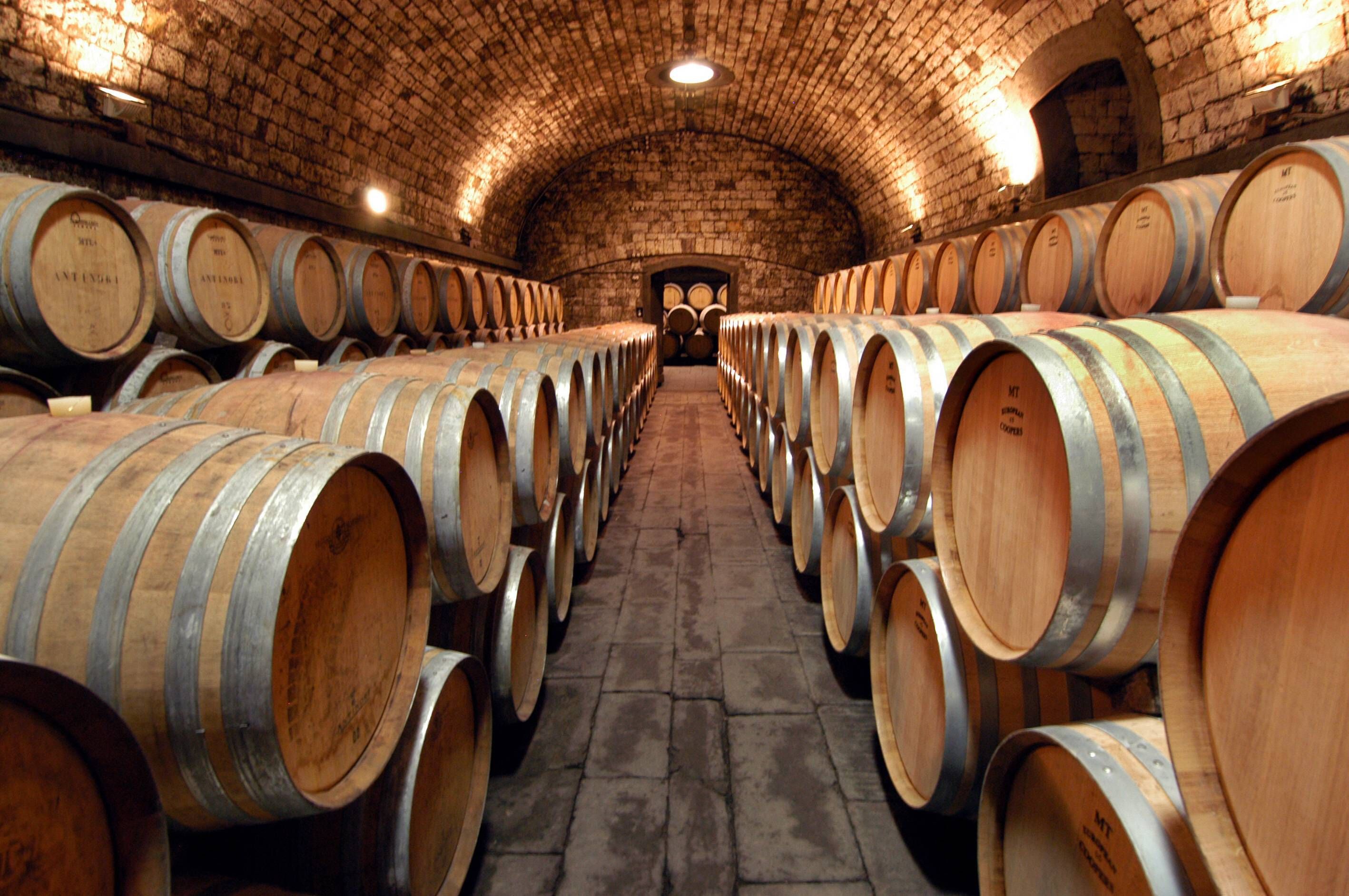 Barrique-Weinfässer stapeln sich im Keller des Weinguts Marchesi Antinori- in Sambuca Val di Pesa in der Toskana.