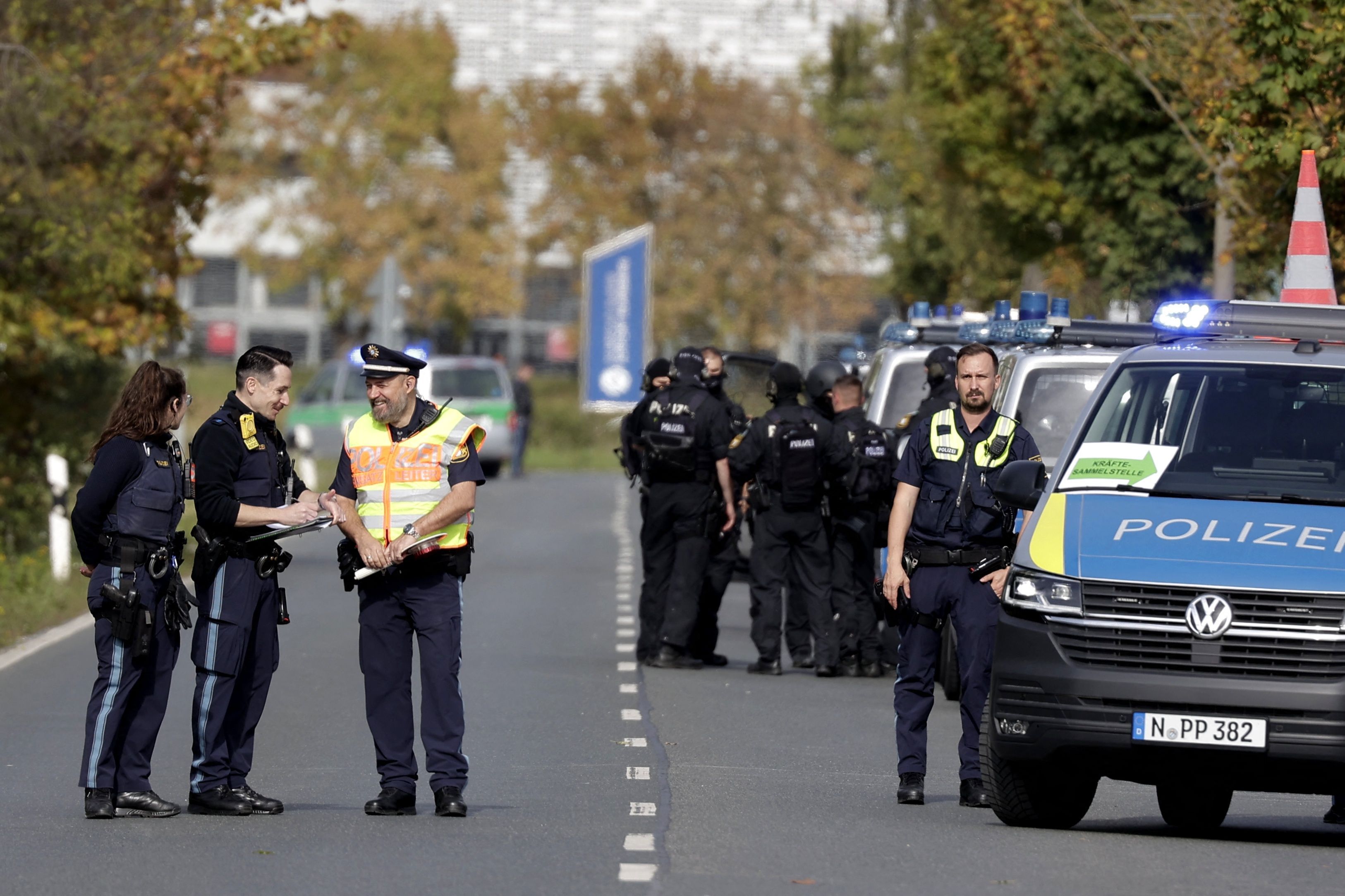 Nürnberg: Einsatzkräfte der Polizei versperren am Dienstag (13. Oktober) die Zufahrt zum Albrecht-Dürer-Airport.
