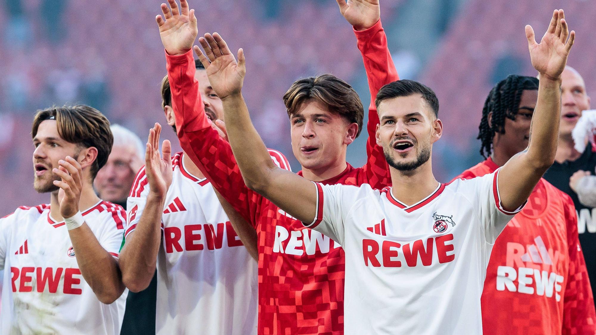 Tom Krauß (r.) feiert mit seinen Kollegen den Derbysieg gegen Borussia Mönchengladbach.