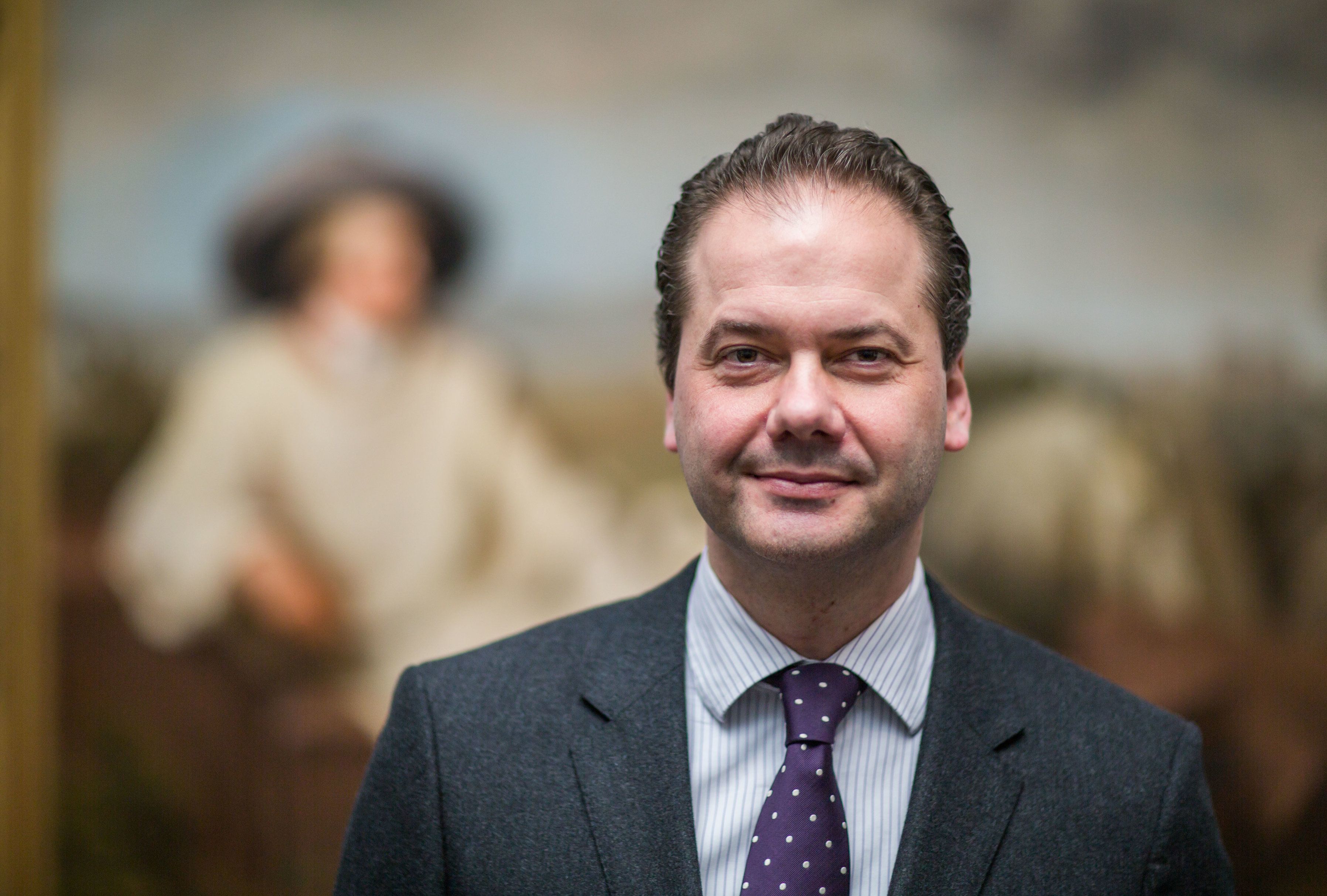 Der damalige Direktor von Städel, Schirn und Liebieghaus, Max Hollein, steht im Städel-Museum vor dem Holbein-Bild «Goethe in der Campagna».