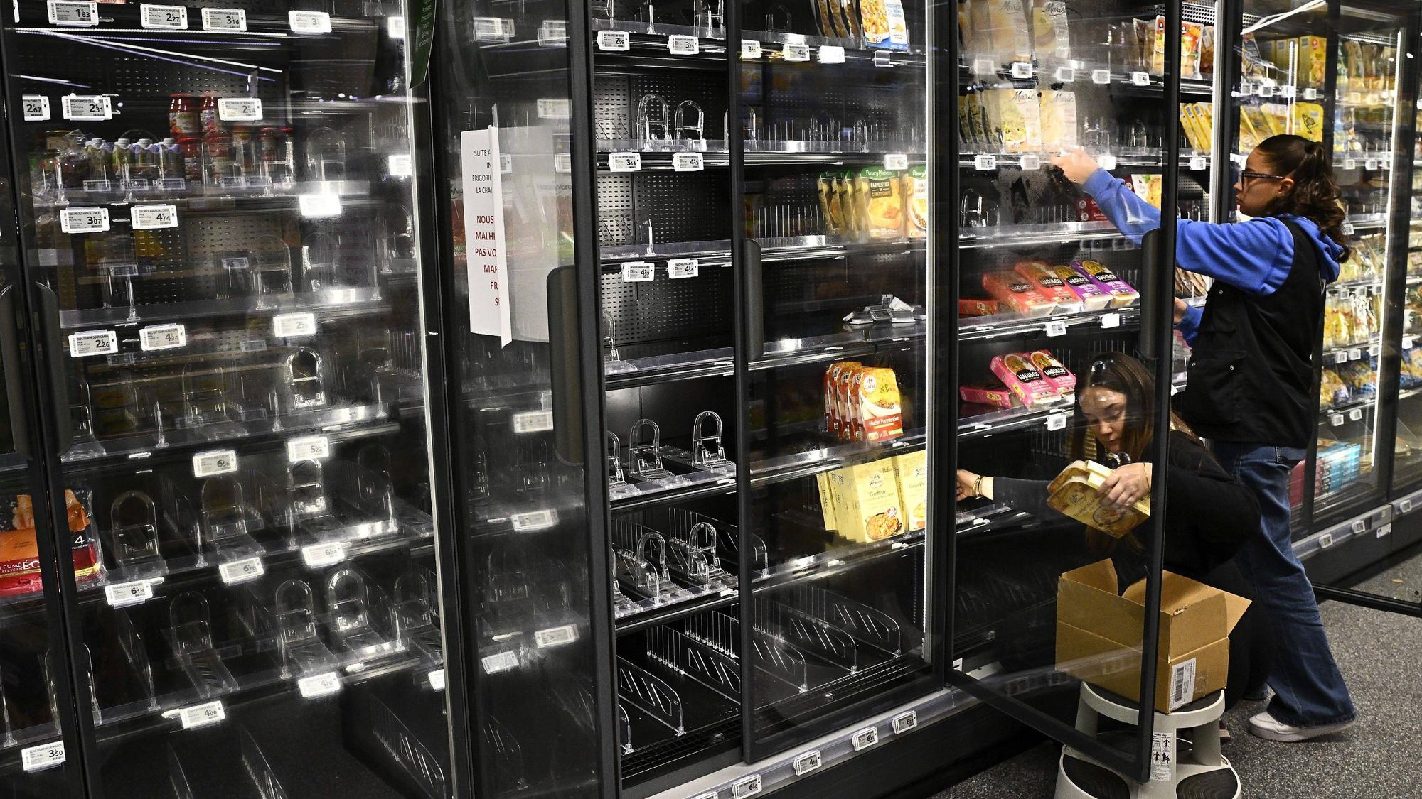 In Frankreich müssen wegen eines Cyberangriffs viele gekühlte Produkte in Supermärkten weggeworfen werden, wie hier in einem Carrefour-Markt in Rennes.