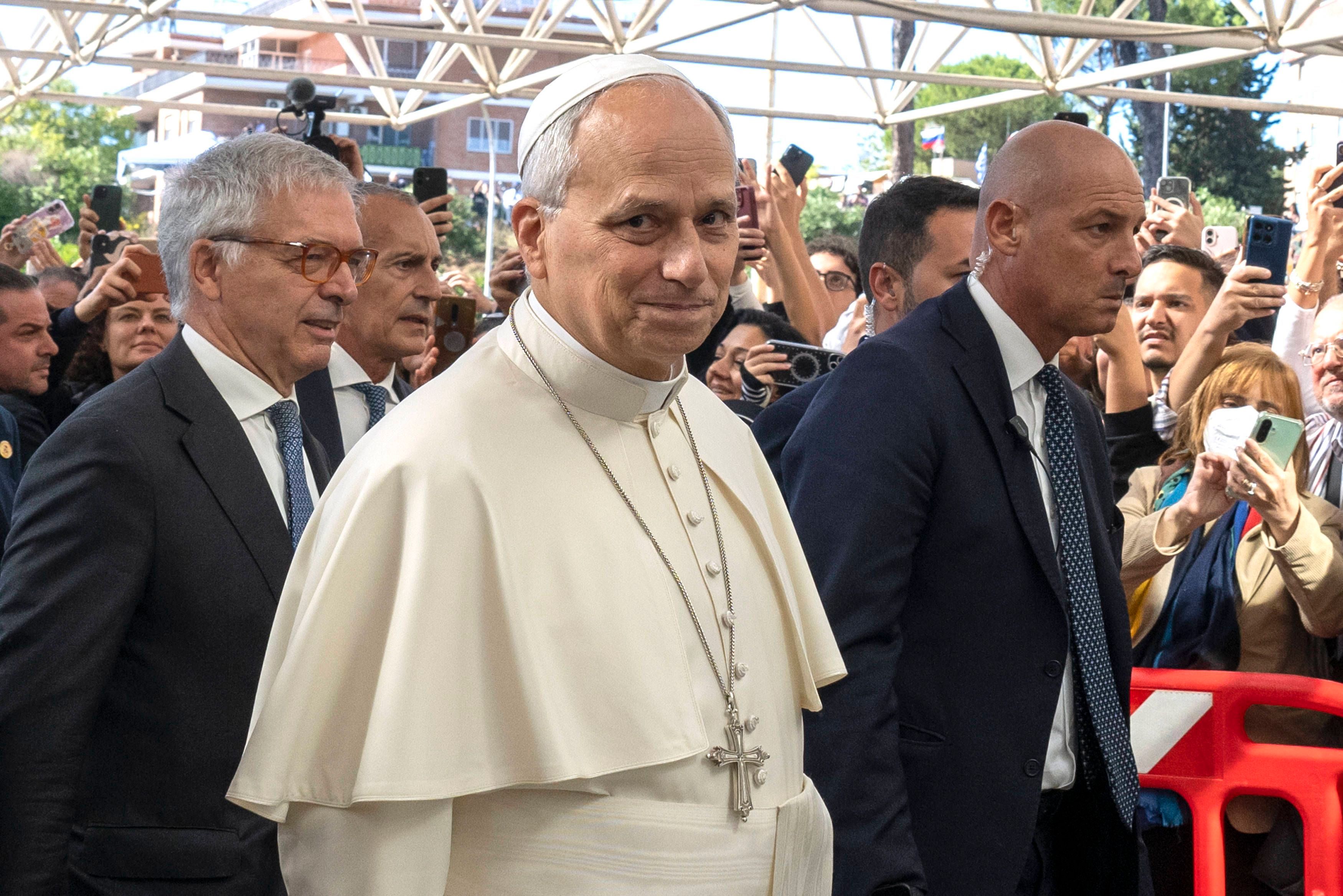 Papst Leo vor dem Krankenhaus, in dem er behandelt wird.