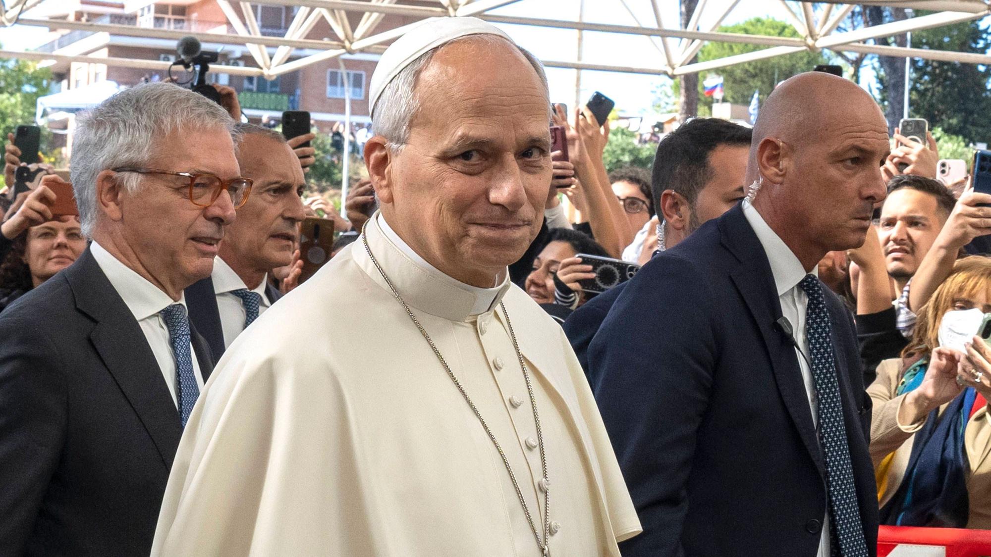 Papst Leo vor dem Krankenhaus, in dem er behandelt wird.