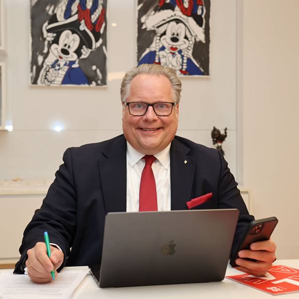 Lutz Schade sitzt in seinem Fetskomitee-Büro.