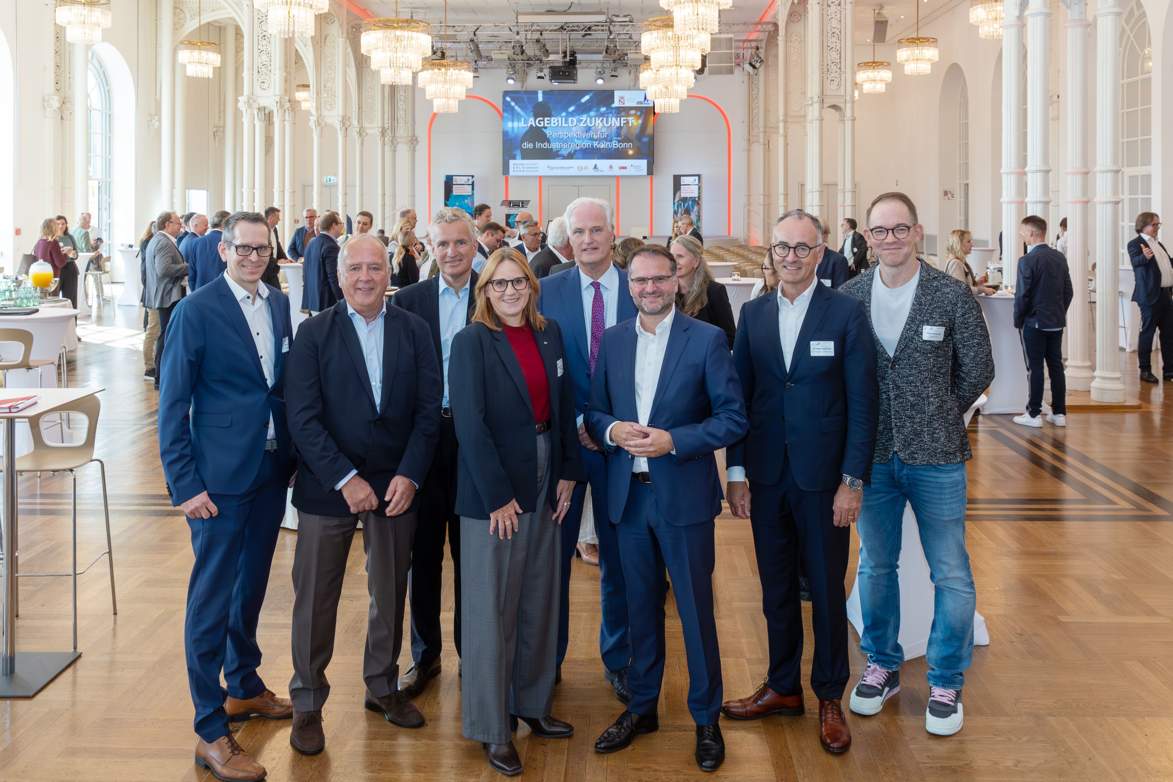 Martin Meyer (Miltenyi Biotec, v.l.) Gunnar Herrmann (Arbeitgeberpräsident Köln), Frank Blase (Igus), Melanie von der Wiesche (DLR) Carl Martin Welcker (Schütte), Andreas Feicht (Rhein-Energie), Martin Schönheit (Schönheit und Partner) und Frank Piotraschke (Octonomy AI)