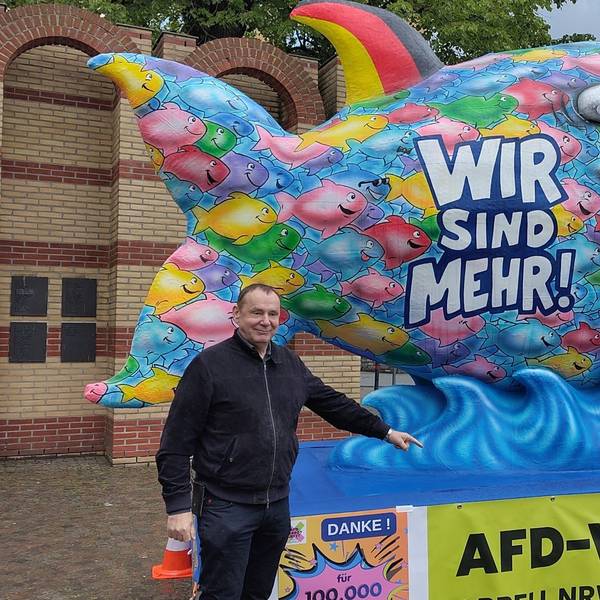 Der bekannte Düsseldorfer Wagenbauer Jacques Tilly vor seinem Fisch. Er unterstützt damit die Forderung nach einem AfD-Verbot. (Handout-Bild)