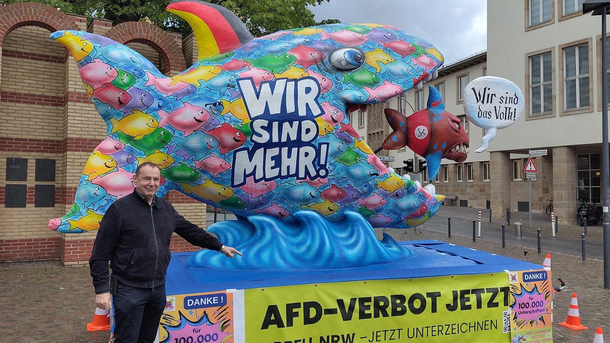 Der bekannte Düsseldorfer Wagenbauer Jacques Tilly vor seinem Fisch. Er unterstützt damit die Forderung nach einem AfD-Verbot. (Handout-Bild)