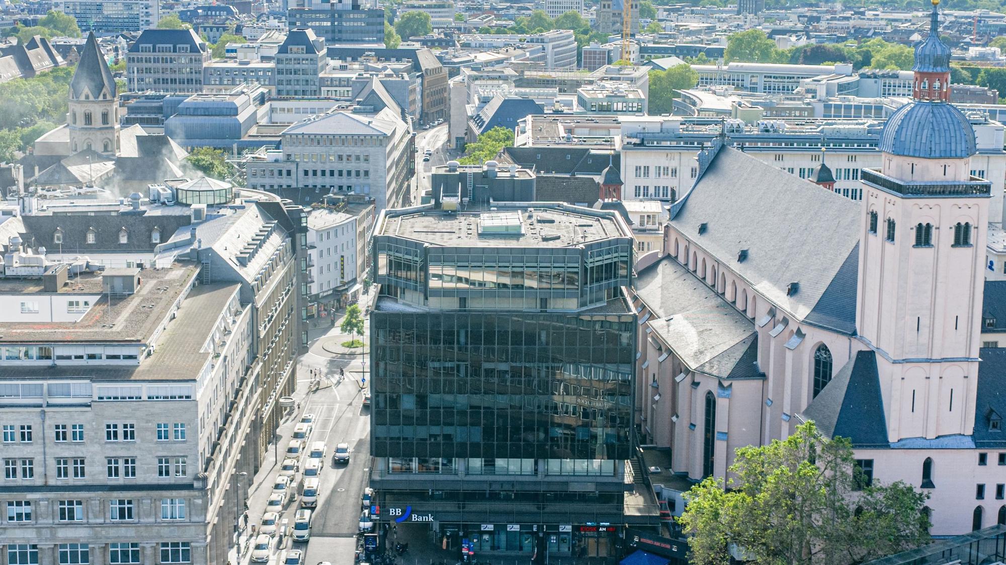 Die frühere Rolex-Zentrale und die benachbarte Kirche St. Mariä Himmelfahrt.
