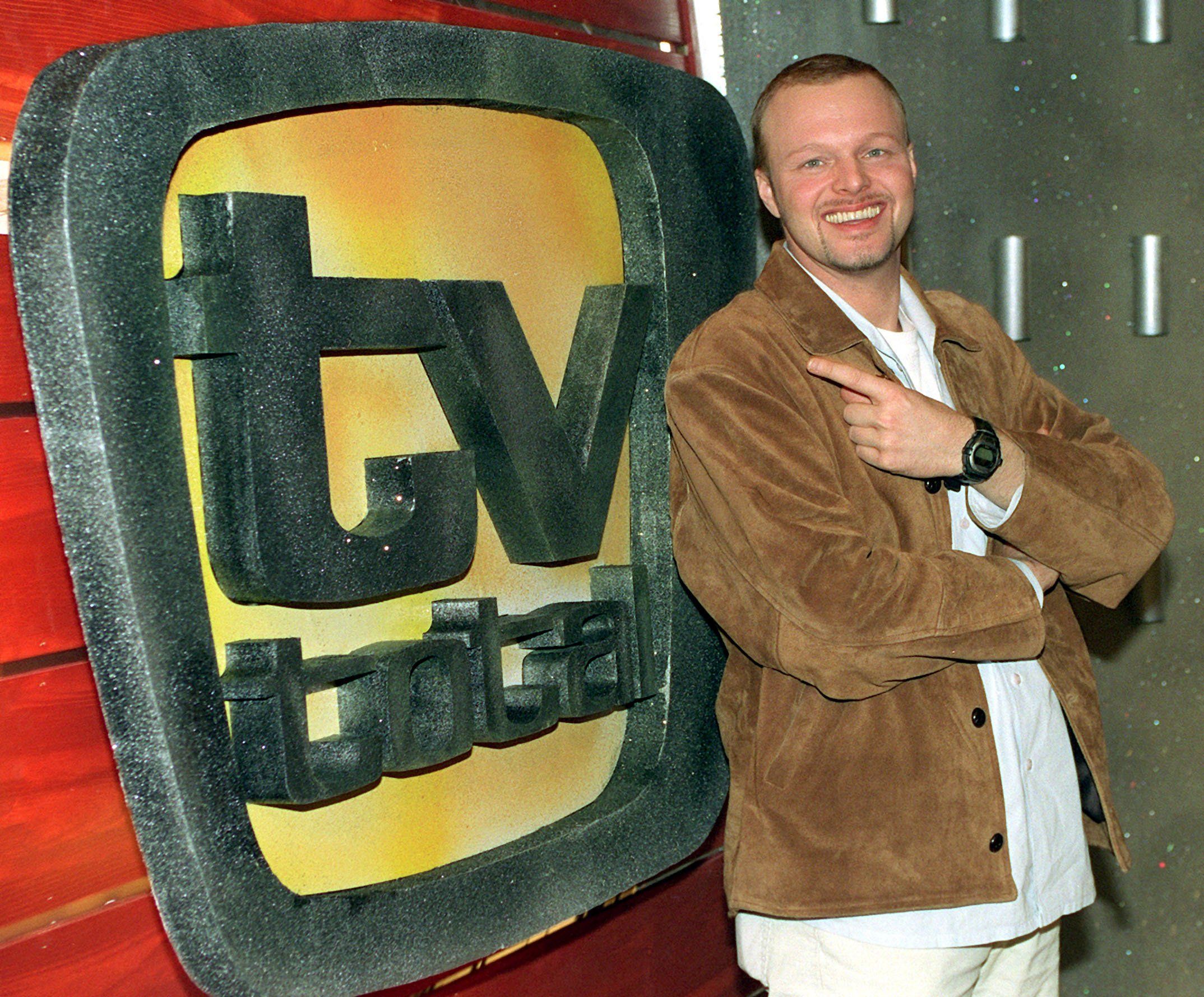 Stefan Raab zeigt am 01.03.1999 in Köln auf das Logo seiner Entertainment-Show „TV total“. (Archivbild)