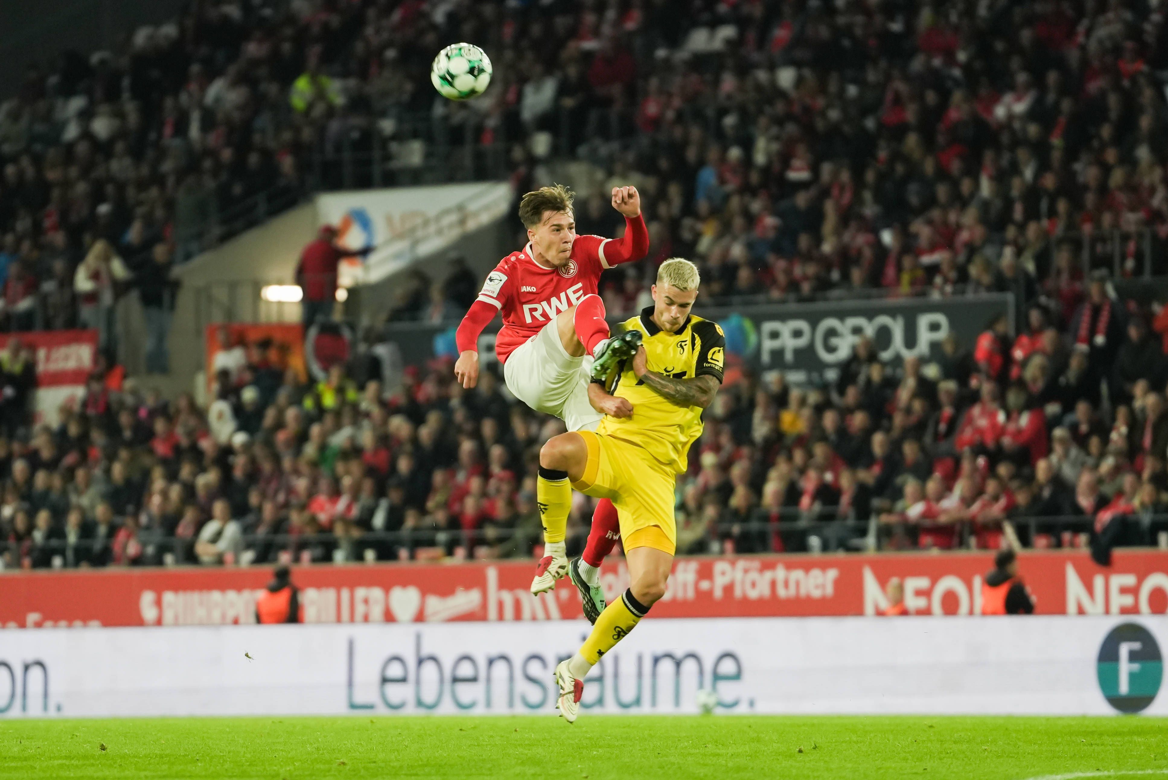 Deutschland: 3. Liga 2026/2027 9. Spieltag, Rot-Weiss Essen vs SC Fortuna Köln, Dienstag, 13.10.2026 Stadion an der Hafenstraße Essen, Nordrhein-Westfalen, Deutschland Luftzweikampf Noah Pesch RW Essen, 11 gegen Tom Geerkens SC Fortuna Köln, 6 *** Germany 3rd Division 20262027, Matchday 9, Rot-Weiss Essen vs. SC Fortuna Köln, Tuesday, October 13, 2026, Stadion an der Hafenstraße, Essen, North Rhine-Westphalia, Germany aerial duel between Noah Pesch RW Essen, No. 11 and Tom Geerkens SC Fortuna Köln, No. 6 Copyright: xMerlexKölkingx