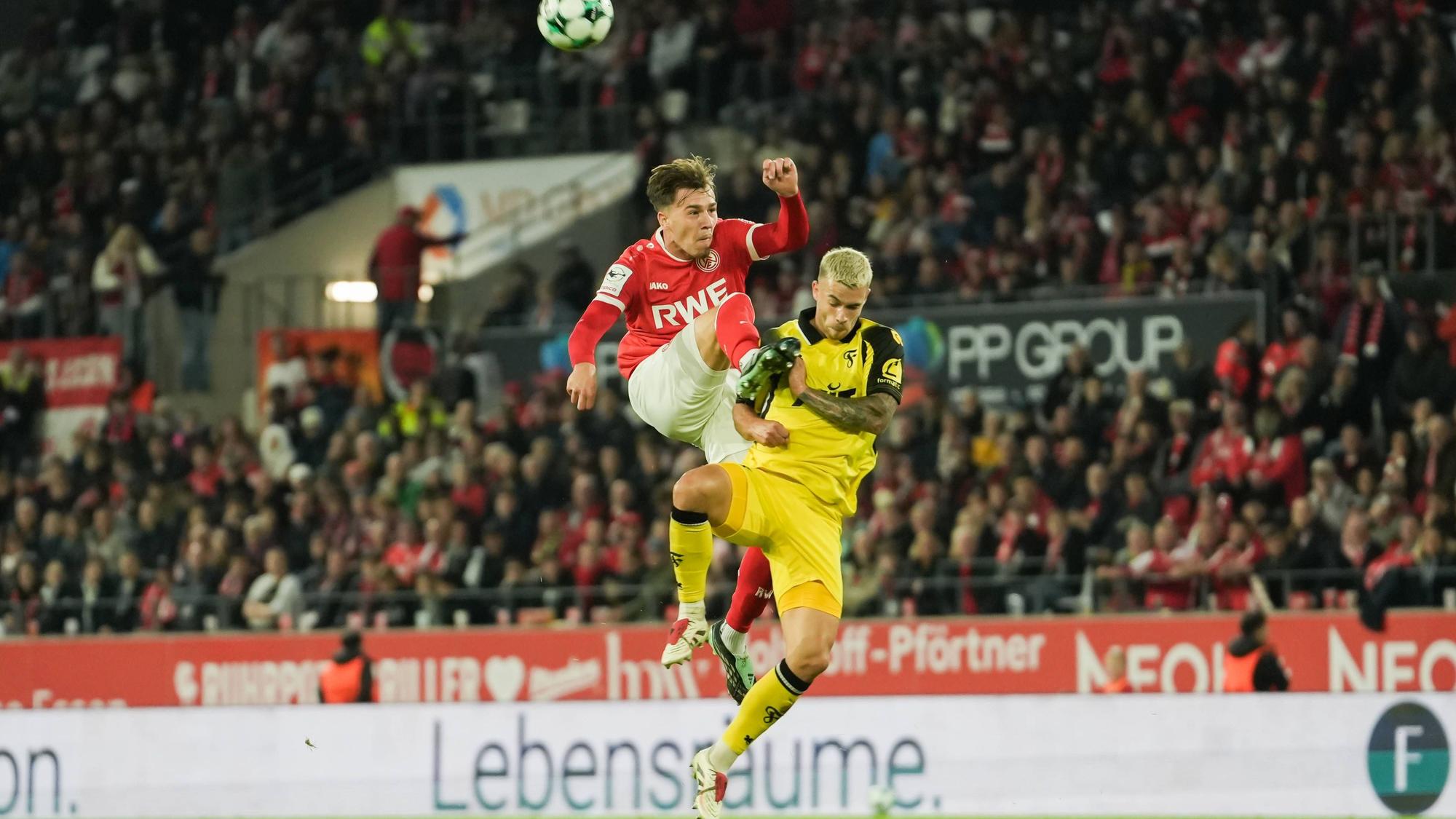 Deutschland: 3. Liga 2026/2027 9. Spieltag, Rot-Weiss Essen vs SC Fortuna Köln, Dienstag, 13.10.2026 Stadion an der Hafenstraße Essen, Nordrhein-Westfalen, Deutschland Luftzweikampf Noah Pesch RW Essen, 11 gegen Tom Geerkens SC Fortuna Köln, 6 *** Germany 3rd Division 20262027, Matchday 9, Rot-Weiss Essen vs. SC Fortuna Köln, Tuesday, October 13, 2026, Stadion an der Hafenstraße, Essen, North Rhine-Westphalia, Germany aerial duel between Noah Pesch RW Essen, No. 11 and Tom Geerkens SC Fortuna Köln, No. 6 Copyright: xMerlexKölkingx