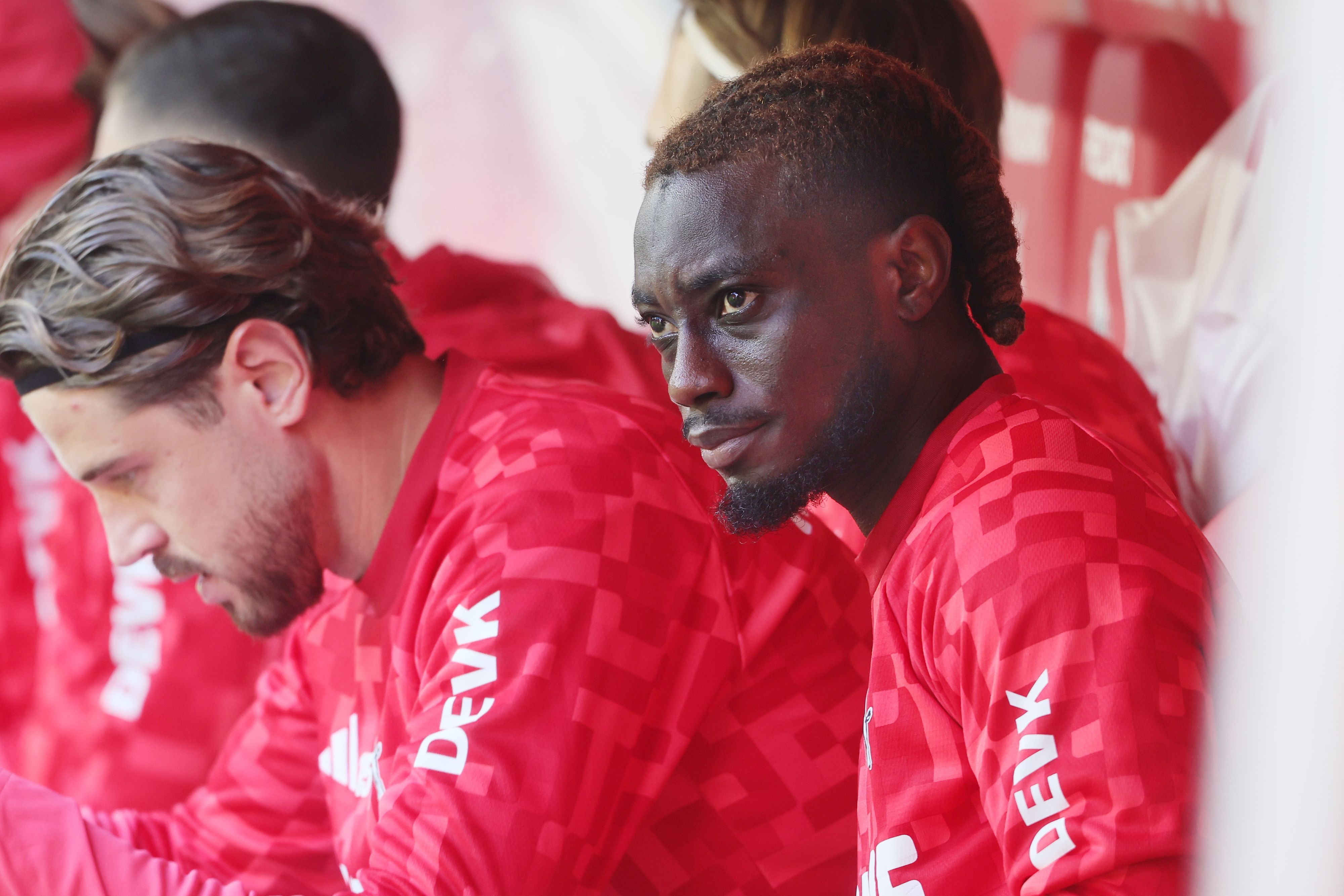 Gideon Mensah saß im Derby gegen Mönchengladbach nur auf der Bank.
