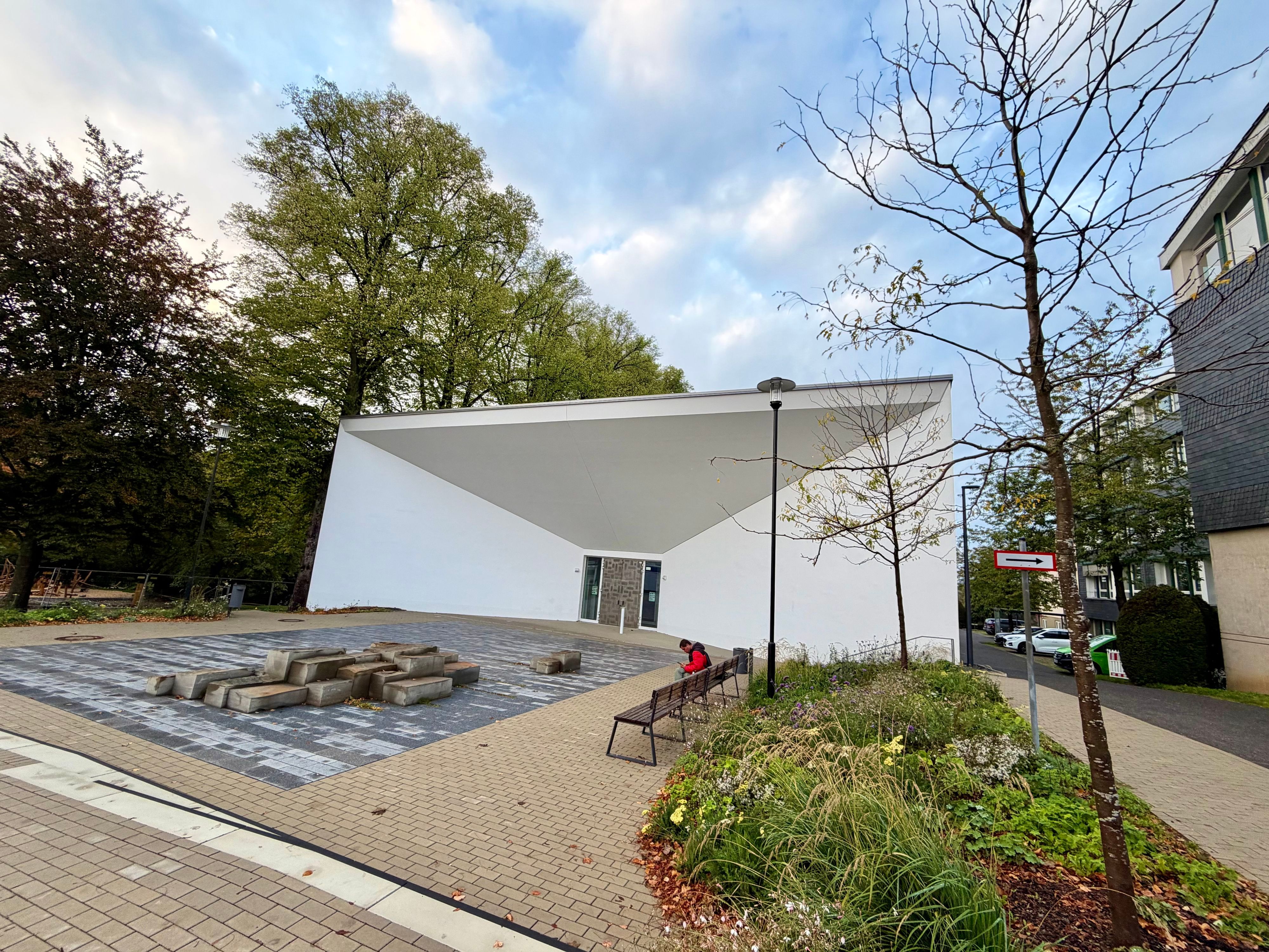 Der Vorplatz des Kulturforums Burscheid