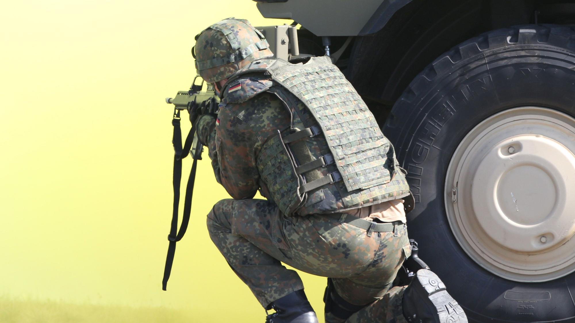 Ein Soldat demonstriert in Weißenfels bei einer Übung des Sanitätsregiments 1 das Sichern einer Einsatzsituation. Das Regiment steht nun im Fokus interner Ermittlungen. (Archivbild)