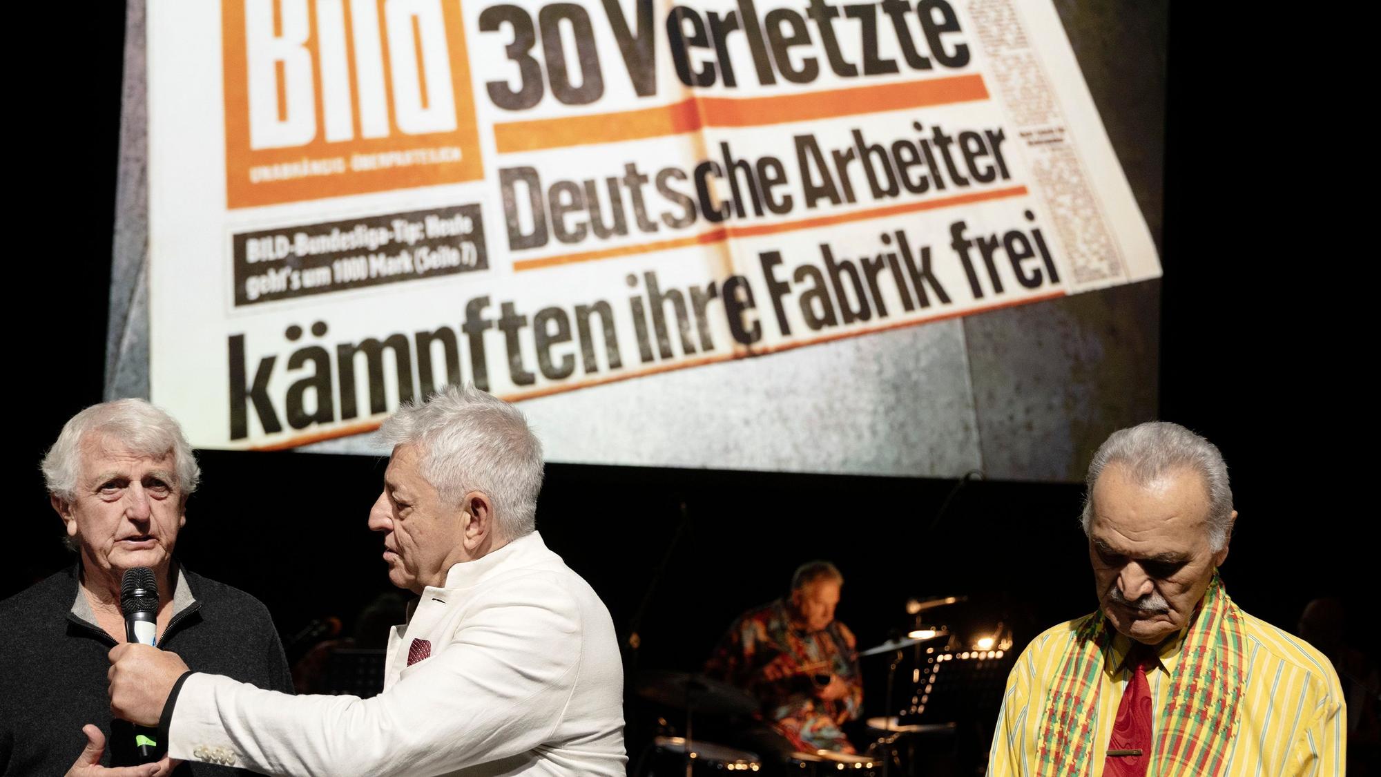 Nedim Hazar (Mitte) erinnert mit dem Musical „Baha und die wilden 70er“ an den Streik von ausländischen Angestellten bei Ford im Jahr 1973.