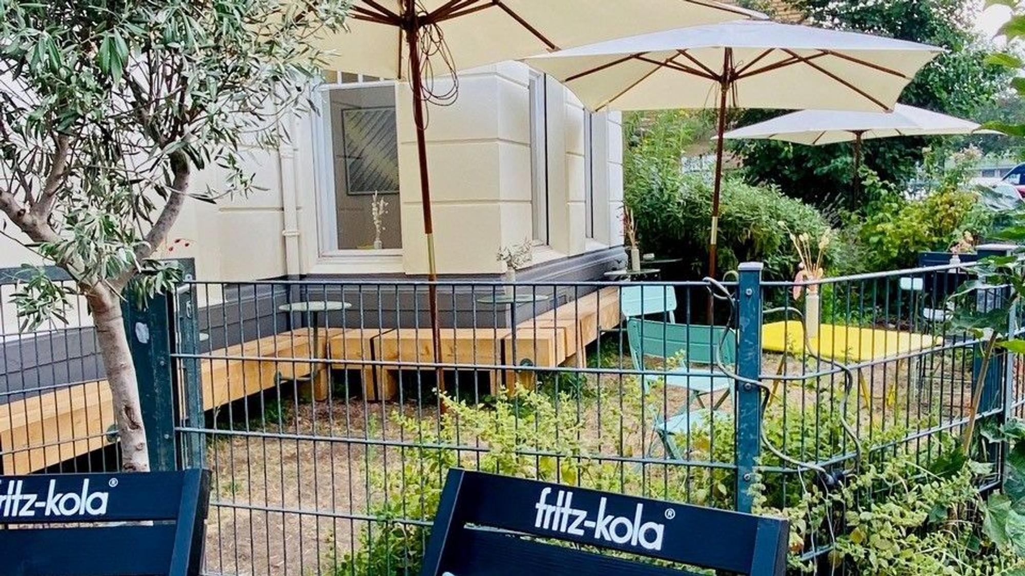 Außenplätze im Garten bei „Die Brezel“ in Köln-Sülz.