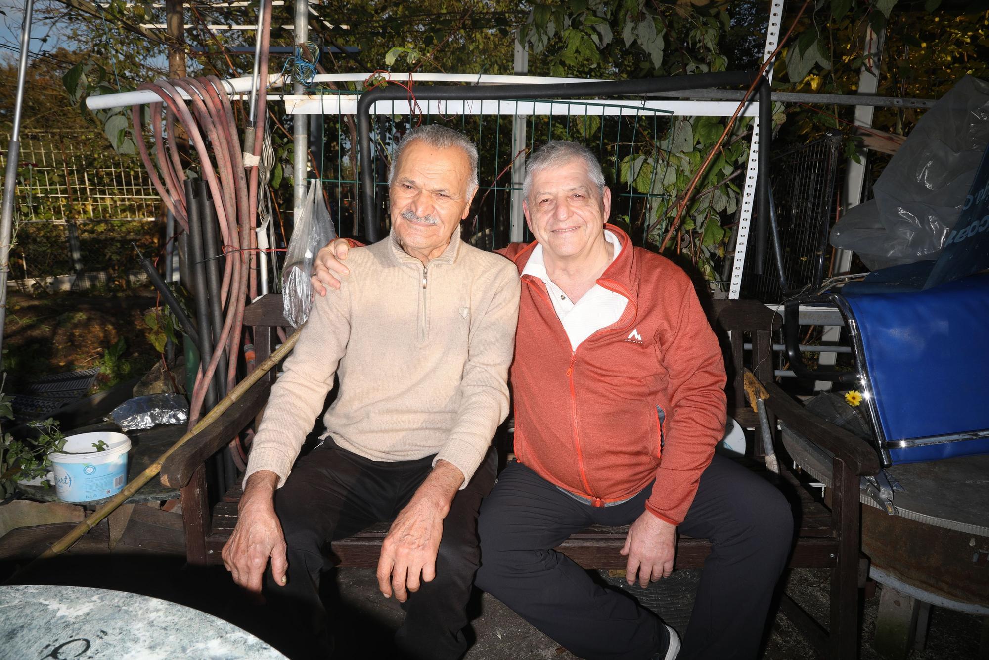 25.10.2024, Köln: Nedim Hazar und Seyfo Kurt (v.l.) planen ein Musiktheater-Projekt, das zwischen Demokratie- und Migrationsgeschichte vermittelt. Im Mittelpunkt steht ein Gastarbeiter-Streik bei Ford vor 50 Jahren. Foto: Arton Krasniqi
