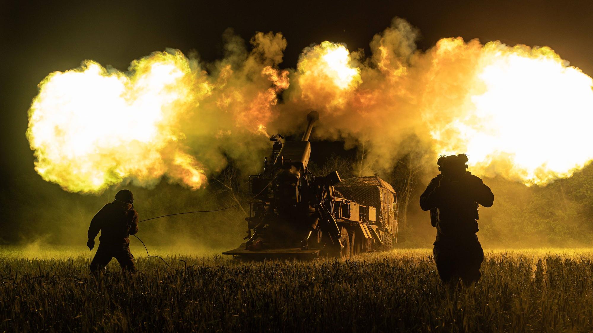 Ukrainische Truppen feuern mit Artillerie auf russische Stellungen in der Ostukraine.