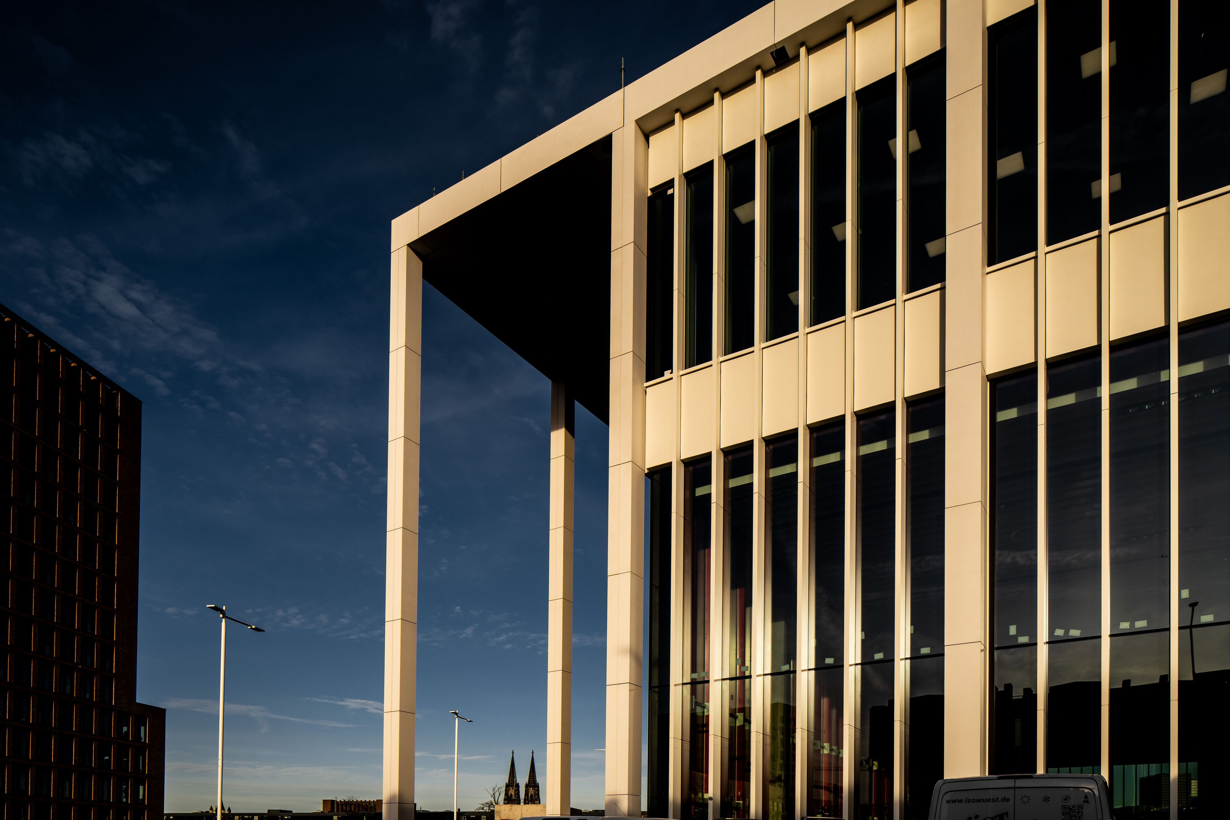 Ein Gebäude steht in der Abendsonne.