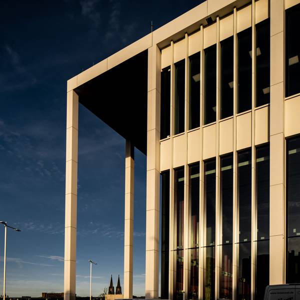 Ein Gebäude steht in der Abendsonne.