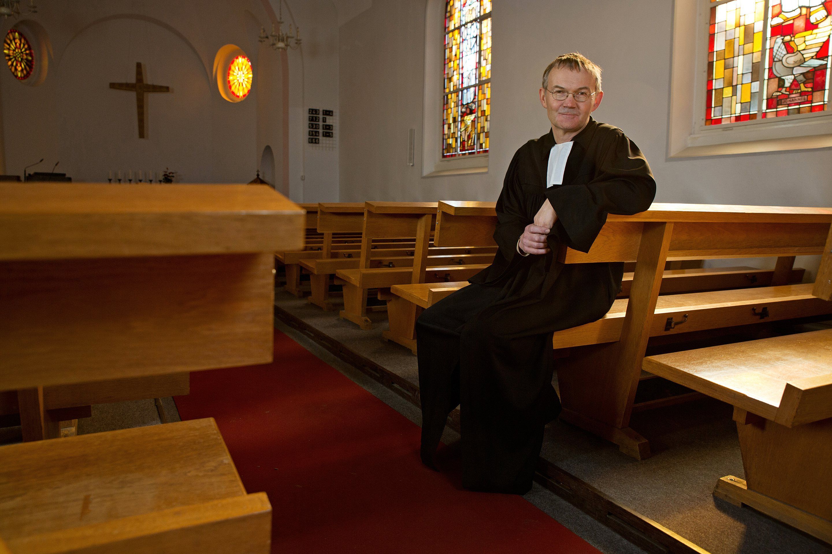 Pfarrer Jürgen Dreyer in der Kirche am Blauen Berg, seiner „Herzenskirche“