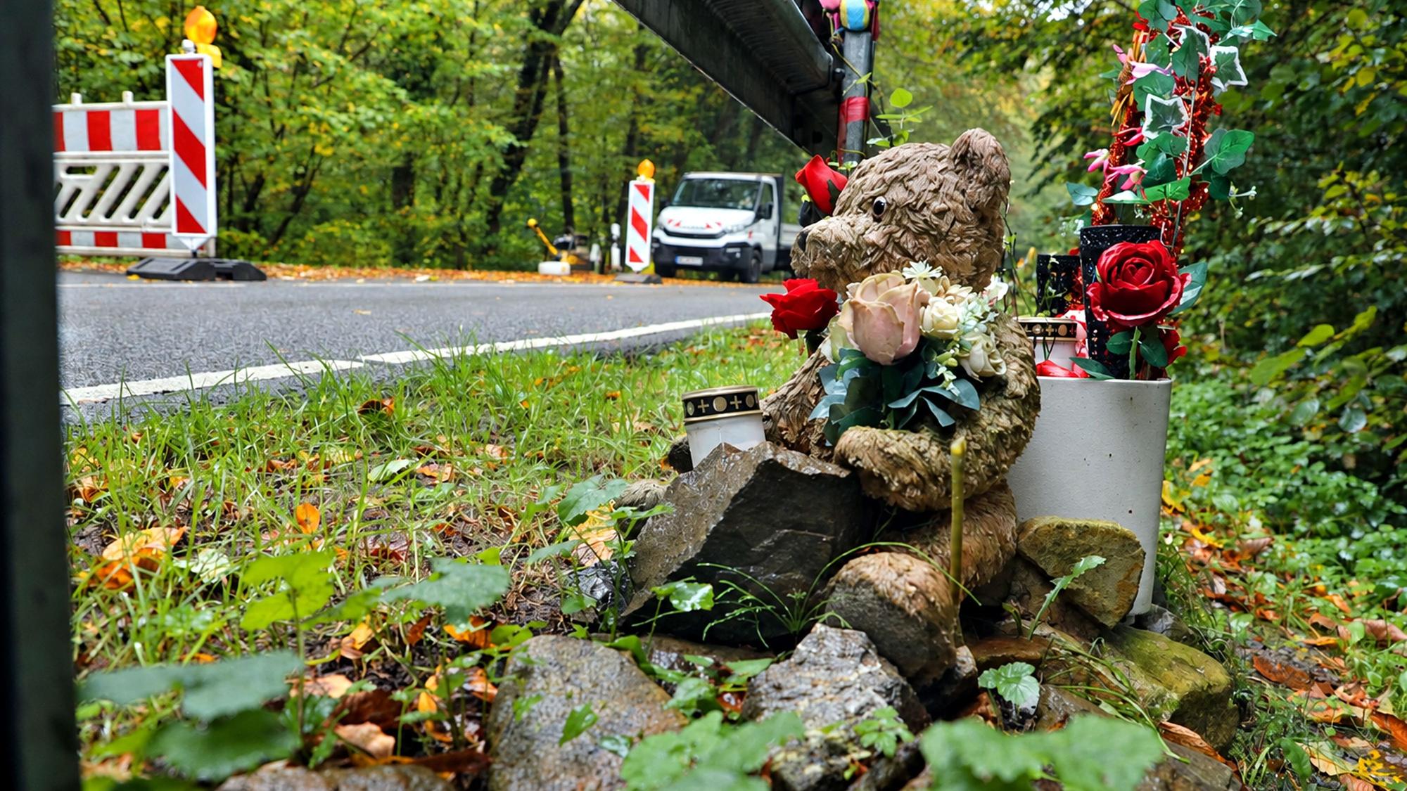 Eine Gedenkstätte am Straßenrand erinnert an vier junge Menschen, die hier im August 2025 ums Leben kamen.