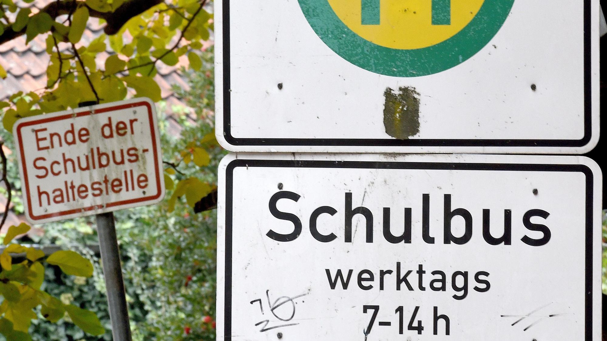 Eine Schulbushaltestelle ist am 24.10.2016 in der Ortschaft Weetzen in der Region Hannover (Niedersachsen) nahe einer Schule ausgeschildert. Foto: Holger Hollemann/dpa (zu dpa "ADAC gibt Schulbussen in Niedersachsen gute Noten" vom 24.10.2016) ++ +++ dpa-Bildfunk +++