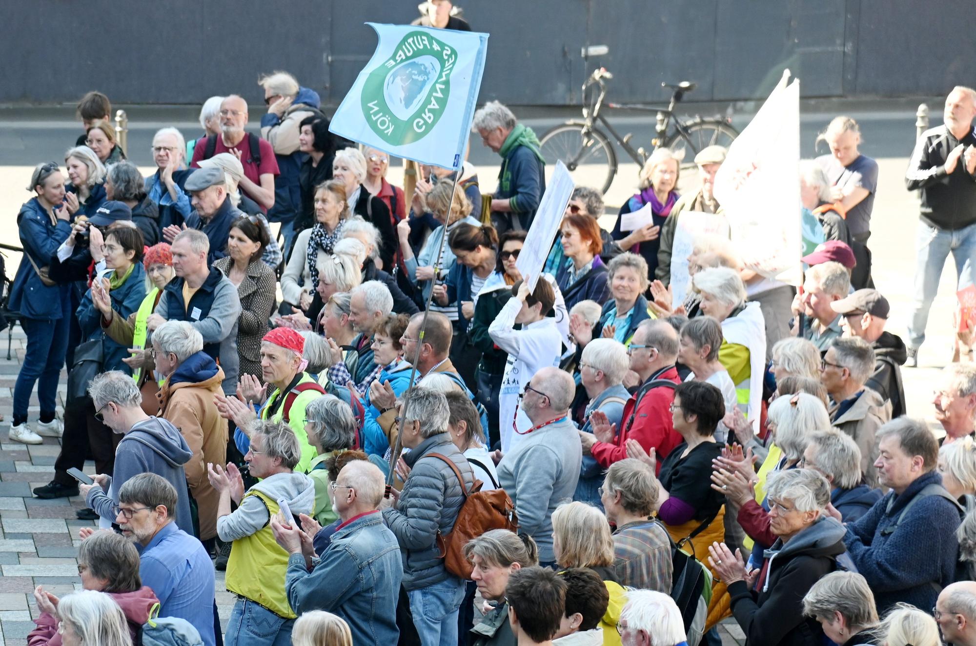 03.04.2025 Köln. Demo von Verkehrswende Köln vor dem Rathaus. Foto: Alexander Schwaiger