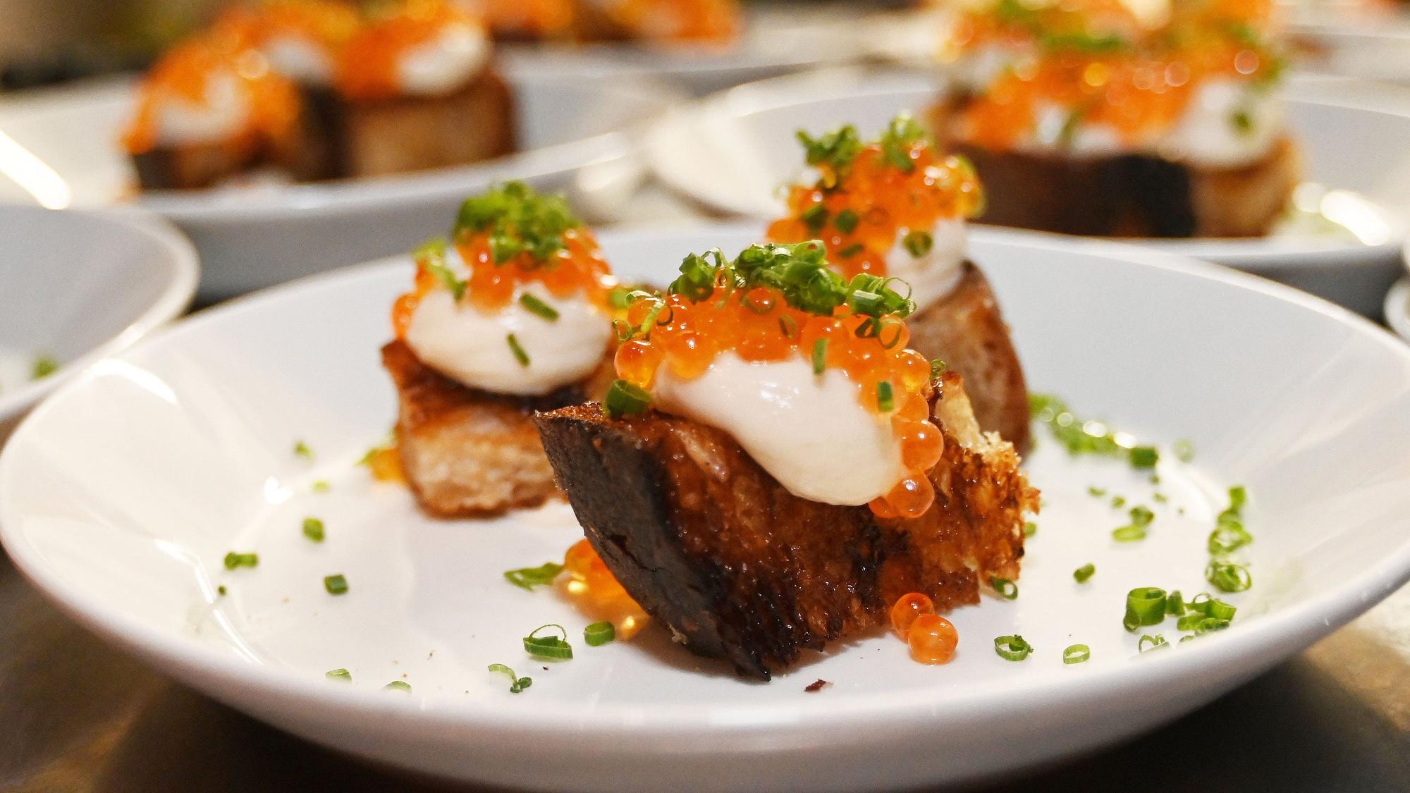 Crostini mit Forellenkaviar als Appetitanreger.