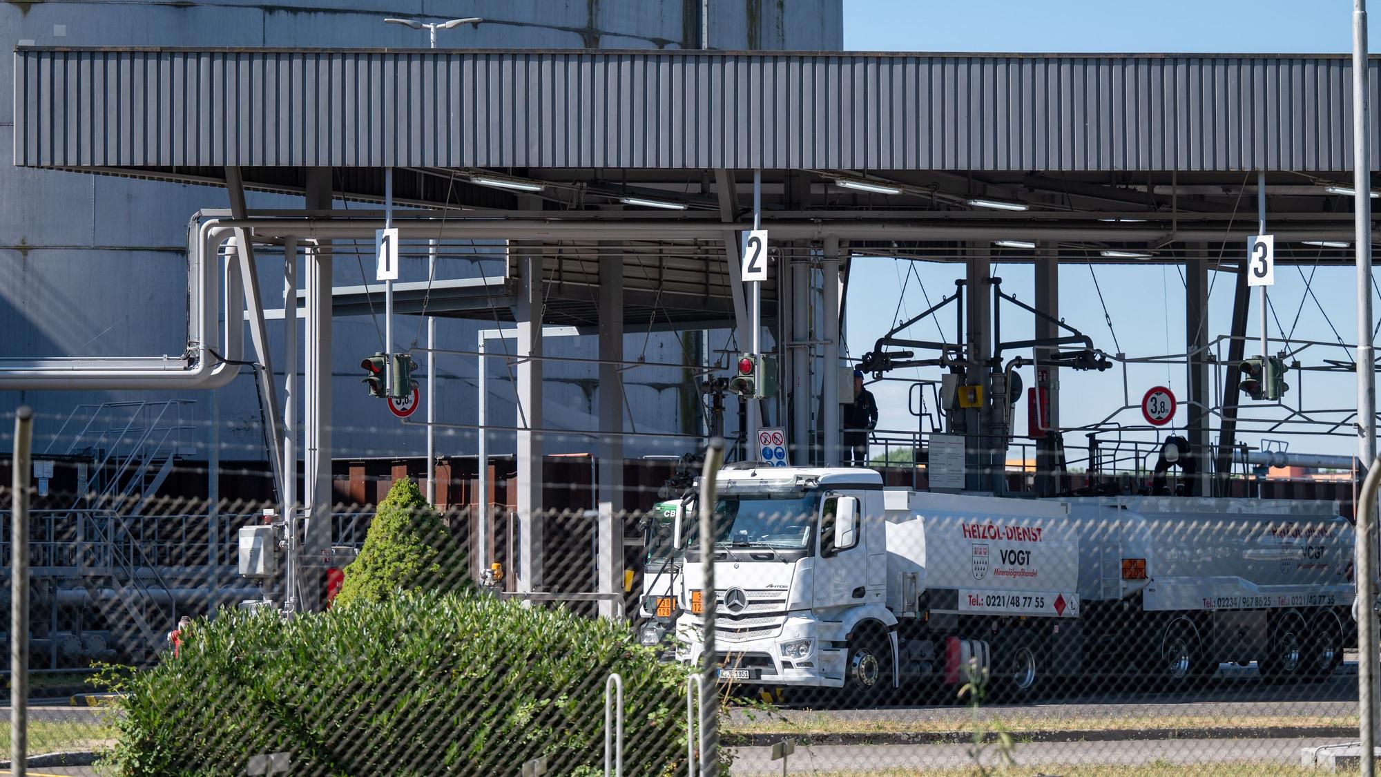 Tanklaster am Lager der Firma Varo im Niehler Hafen.