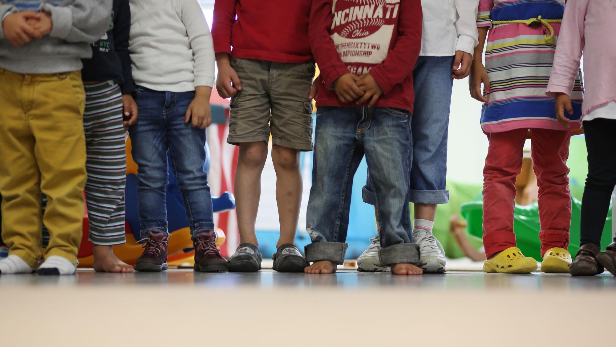 Kinder stehen in einem Kindergarten. (Archivbild)