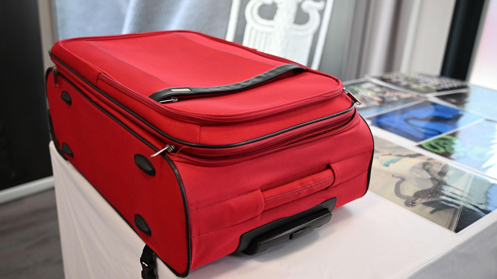 15.10.2026, Nordrhein-Westfalen, Köln: Ein roter Koffer, in dem Schlangen und Echsen versteckt waren, liegt auf einem Tisch. Der Zoll hat bei einer Kontrolle auf dem Flughafen mehr als neunzig lebende Giftschlangen und Echsen in einem Koffer gefunden. (zu dpa: «Giftschlangen in Shampoo-Flaschen, Echsen in Socken») Foto: Federico Gambarini/dpa +++ dpa-Bildfunk +++