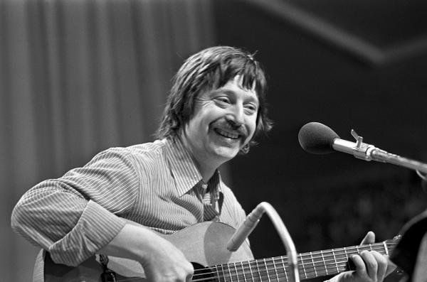 Wolf Biermann während seines Auftritts in der Sporthalle in Köln am 13.11.1976.