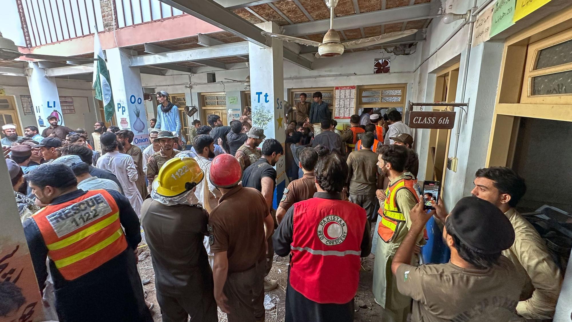 Rettungskräfte und Freiwillige beteiligen sich an den Rettungsarbeiten am Ort eines Dacheinsturzes an einer Privatschule in Peshawar.