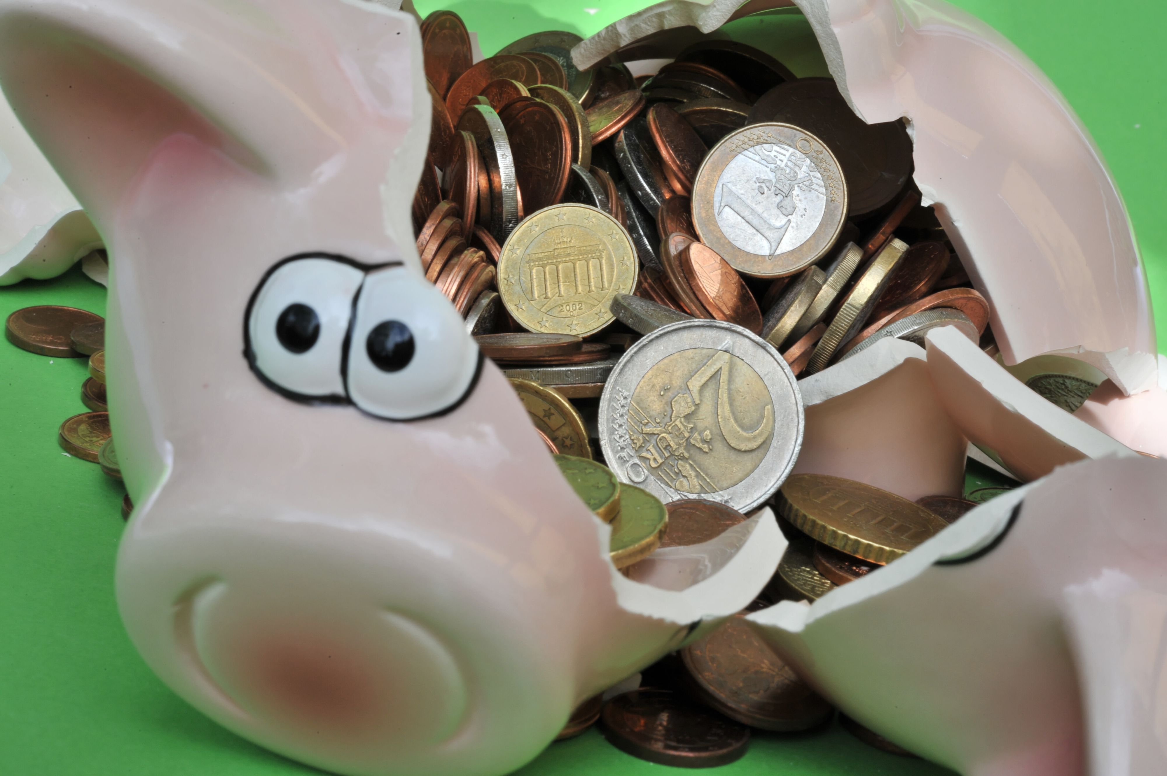 Eine Sparschwein mit Euro-Geldstücken liegt am 10.06.2010 zerbrochen in München.