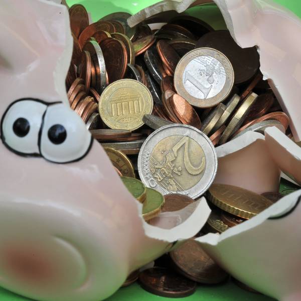 Eine Sparschwein mit Euro-Geldstücken liegt am 10.06.2010 zerbrochen in München.