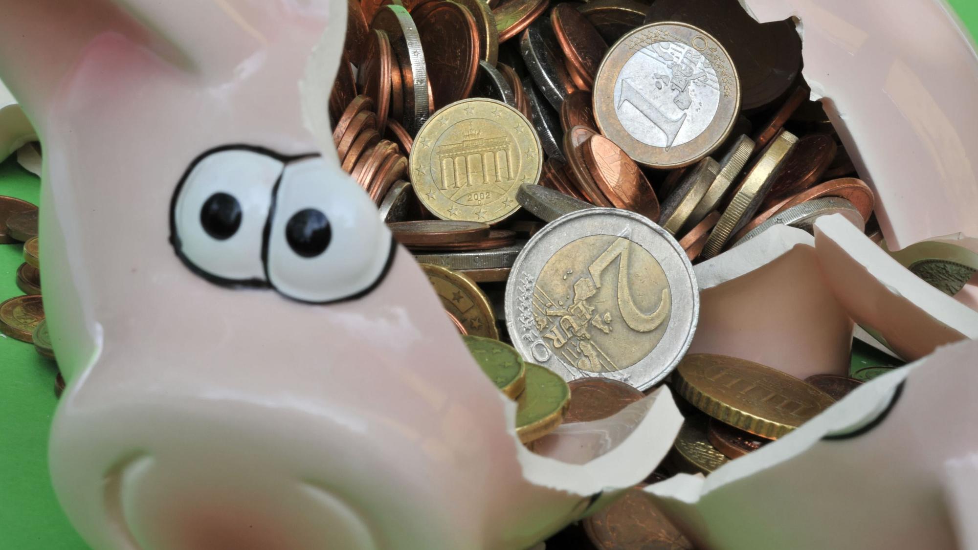 Eine Sparschwein mit Euro-Geldstücken liegt am 10.06.2010 zerbrochen in München.