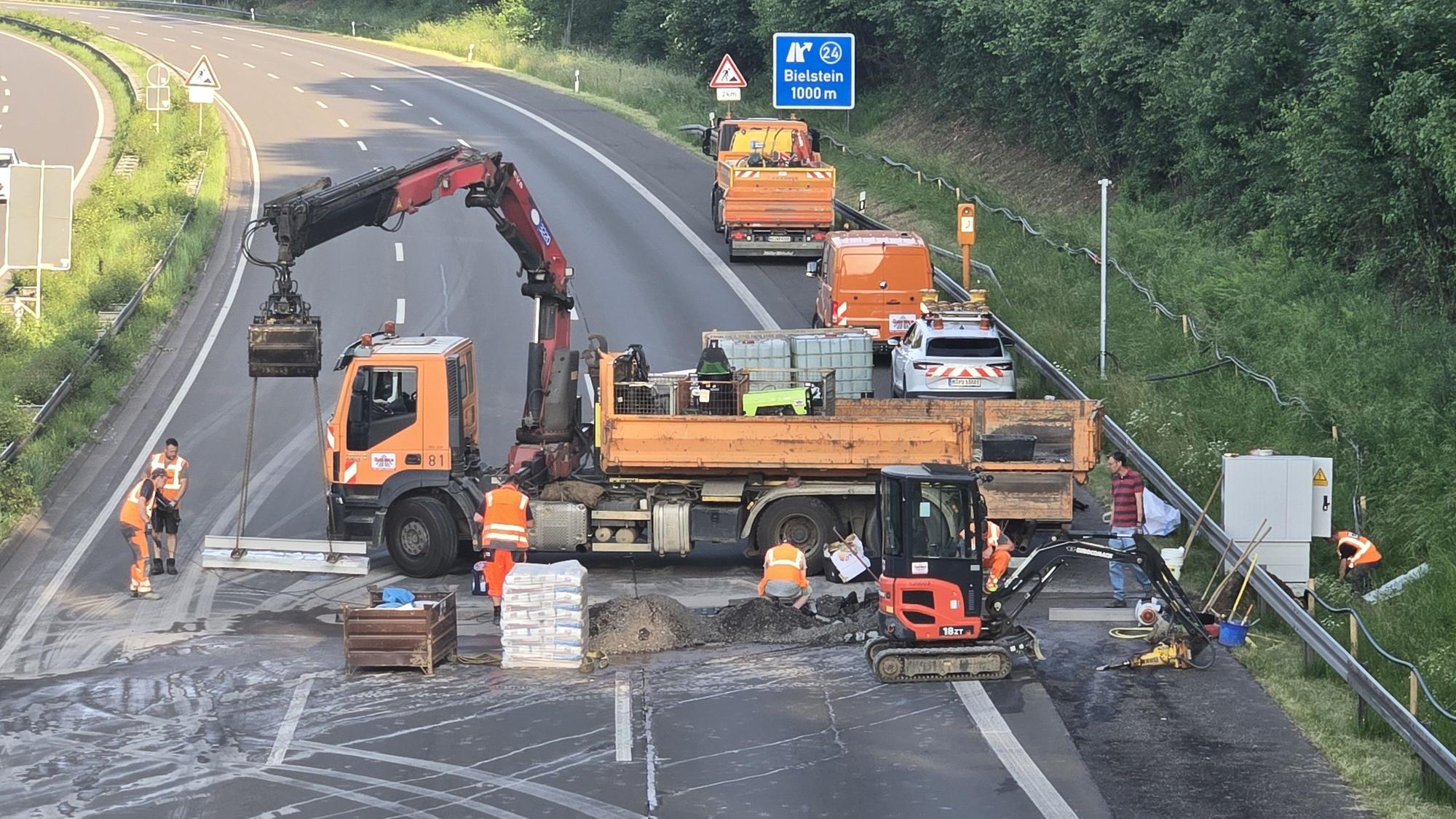 Installation der WIM-Anlage auf der A4 vor der Wiehltalbrücke