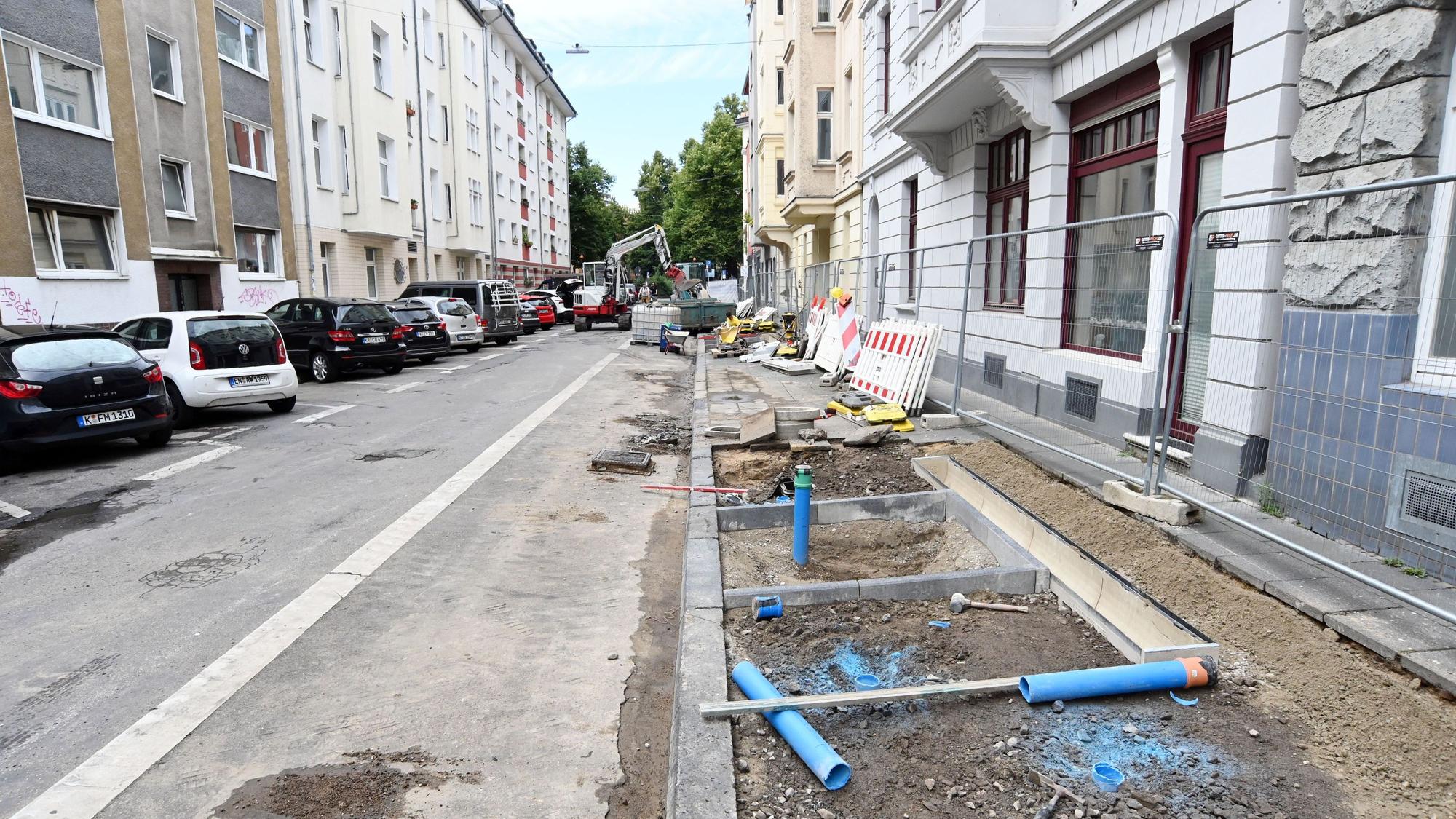 23.07.2025 Köln. In der Weißenburgstraße im Agnesviertel baut die Stadt seit Montag einige Parkscheinautomaten ab und beginnt damit, Parkplätze zurückzubauen. Anlass ist eine Neubewertung der Mindestfahrbahnbreite der Straßen als Rettungsweg, nachdem es bei einem Feuerwehreinsatz an anderer Stelle im März 2025 durch Falschparker zu Verzögerungen gekommen war. Foto: Alexander Schwaiger