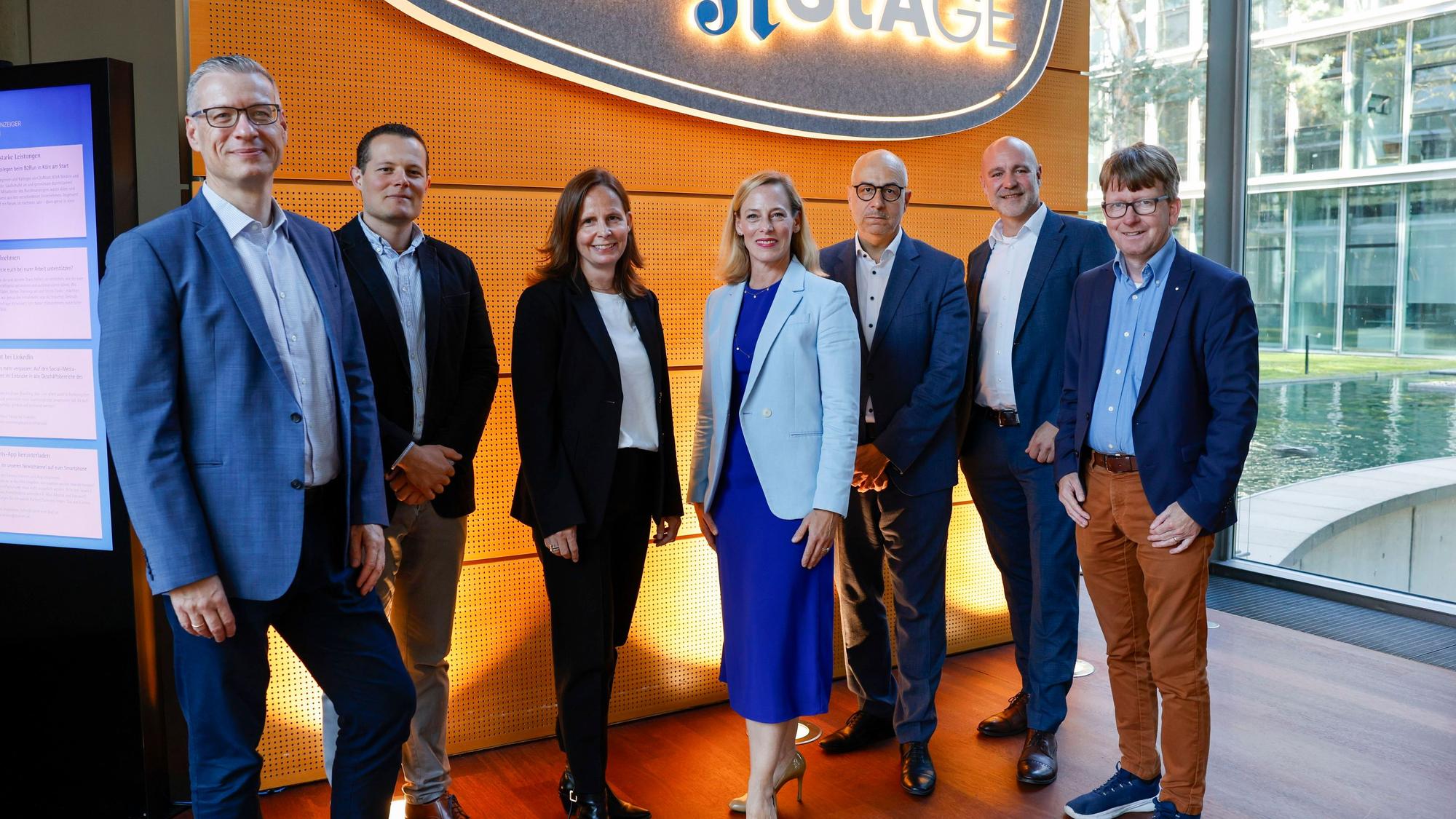 Jury-Mitglieder und Moderatoren: Dirk Wasmuth (Arbeitgeber Köln, v.l.), Carl Georg Seydel (DLR), Claudia Bornemeyer (Rheinische Hochschule Köln), Regine Runte (KStA Medien), Joachim Gaugele (KStA), Philipp Brüse (Sparkasse Köln-Bonn und Thorsten Breitkopf (KStA)