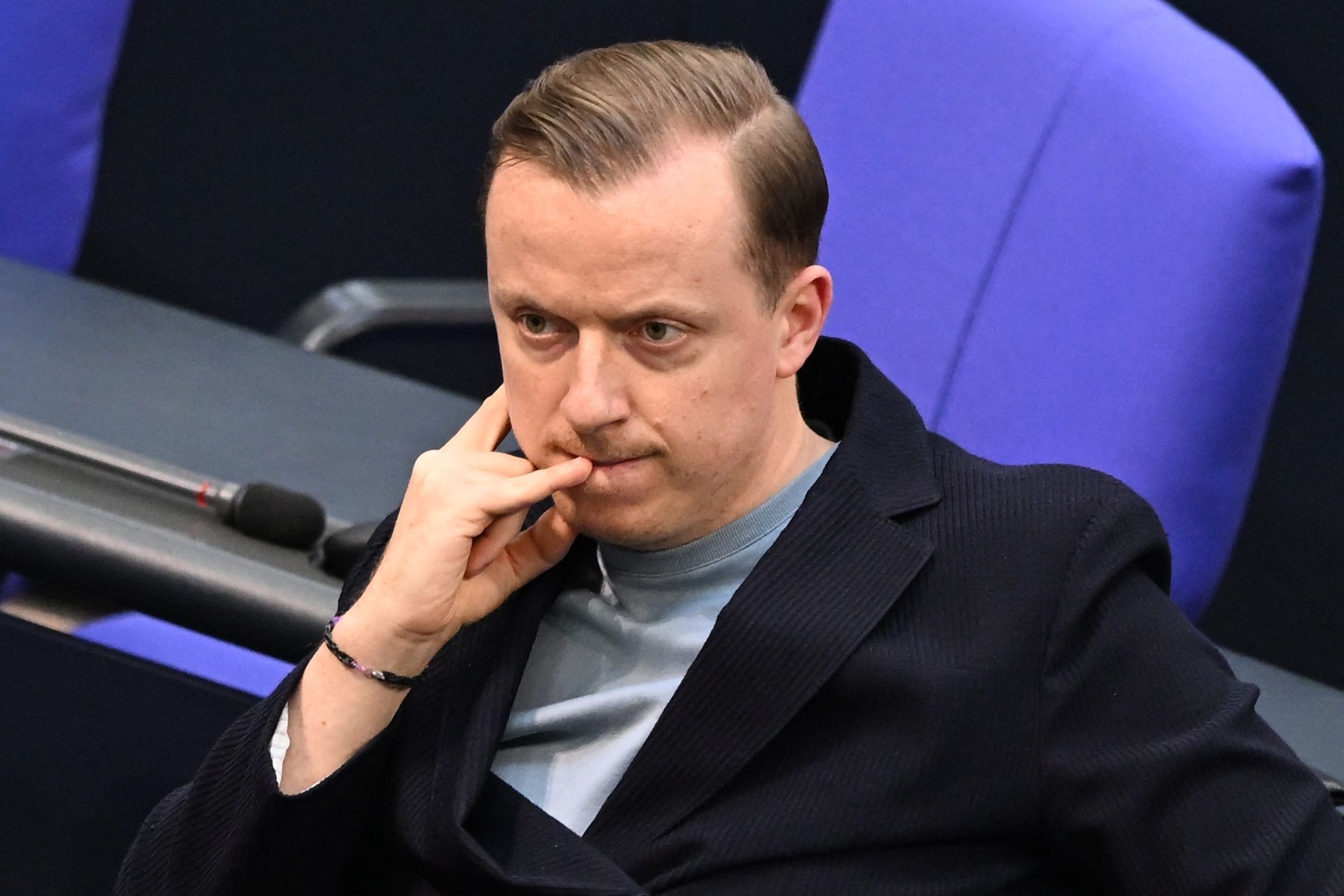 Adis Ahmetovic (SPD) sitzt in den Reihen seiner Fraktion im Plenum im Bundestag bei einer aktuellen Stunde im Bundestag. (Archivbild)
